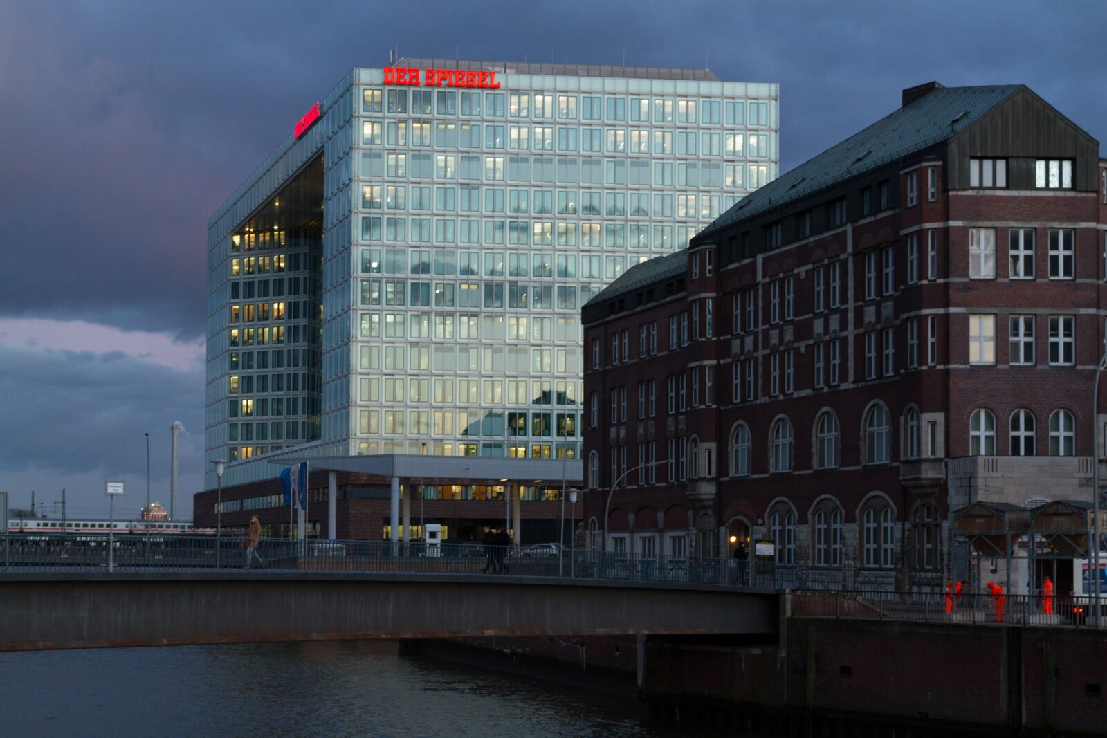 Canon EOS 7D sample photo. Hamburg, mirror, building photography