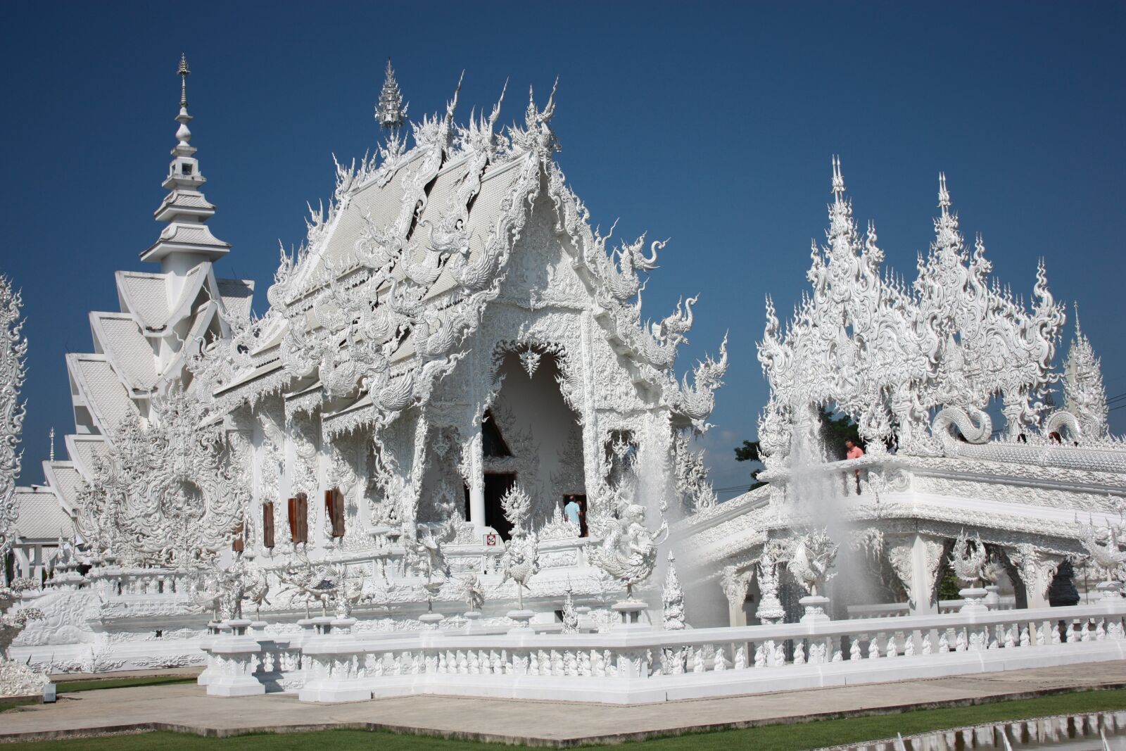 Canon EOS 450D (EOS Rebel XSi / EOS Kiss X2) sample photo. White temple, chiang rai photography