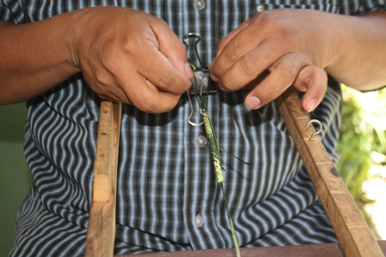 Canon EOS 450D (EOS Rebel XSi / EOS Kiss X2) sample photo. Hands, craftsman, art photography