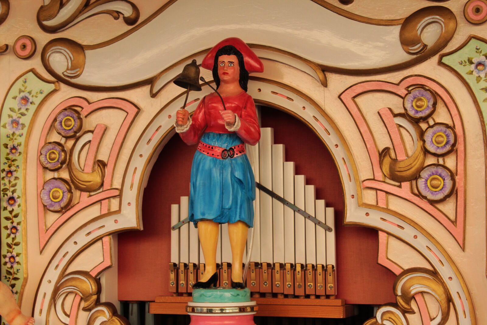 Canon EOS 1300D (EOS Rebel T6 / EOS Kiss X80) sample photo. Barrel organ, organ figure photography