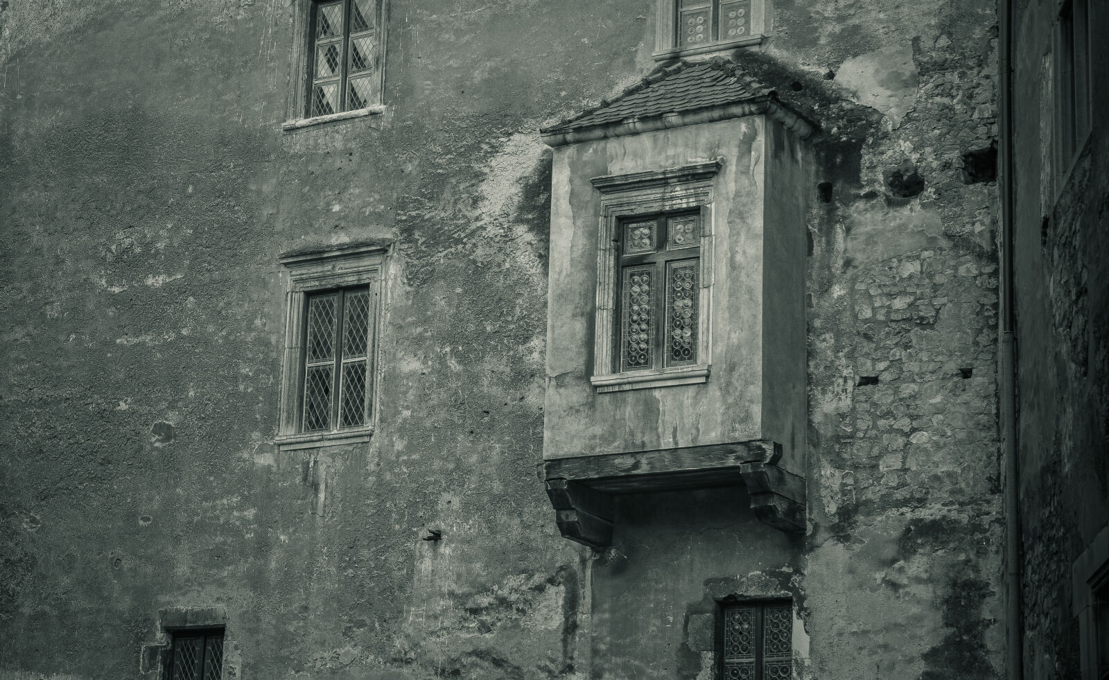 Nikon D3200 sample photo. Architecture, balcony, castle, dramatic photography