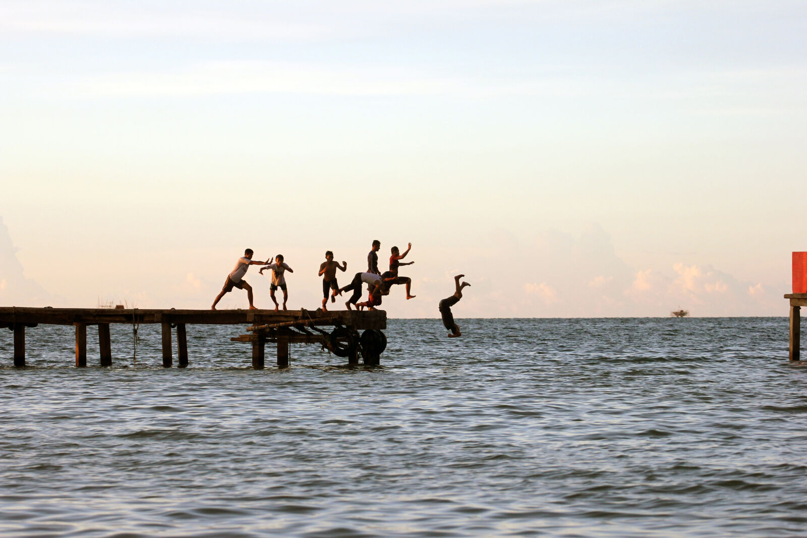 Canon EOS 550D (EOS Rebel T2i / EOS Kiss X4) sample photo. Beach, boys, swimming photography