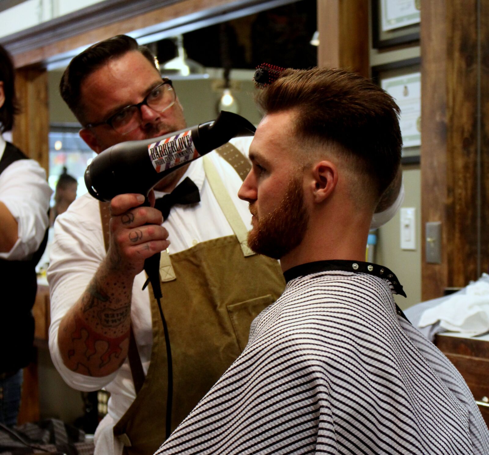 Canon EOS 550D (EOS Rebel T2i / EOS Kiss X4) sample photo. Barber, hair dryer, hair photography