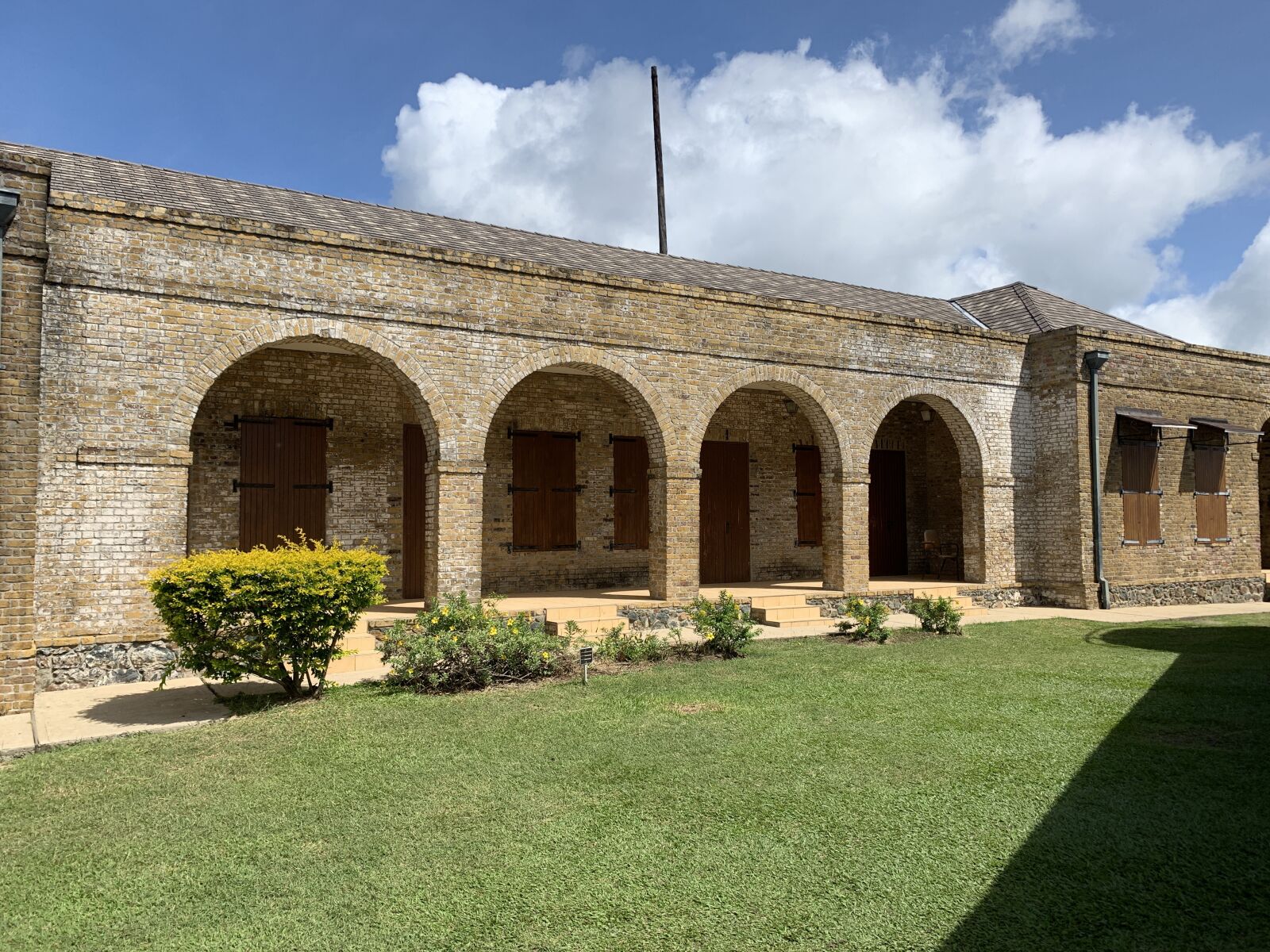 Apple iPhone XR sample photo. Fortress hill, more, grass photography
