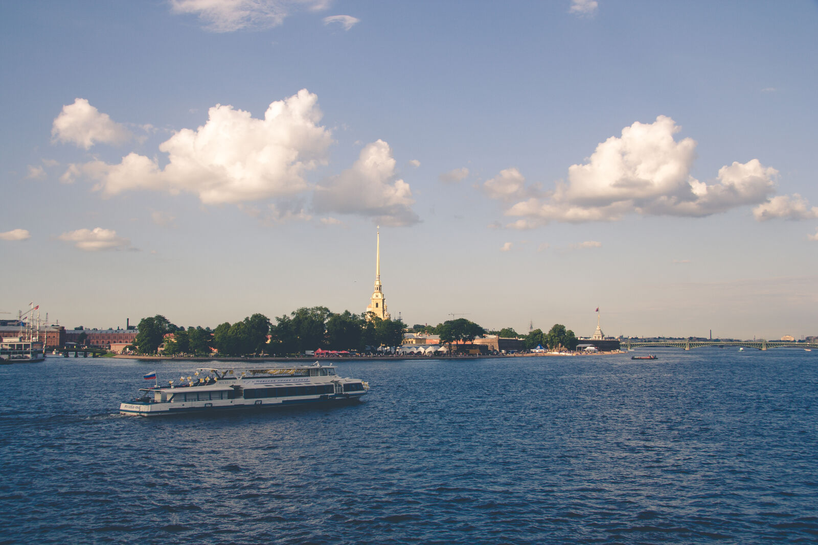 Canon EF-S 17-85mm F4-5.6 IS USM sample photo. Boat, city, cityscape, famous photography