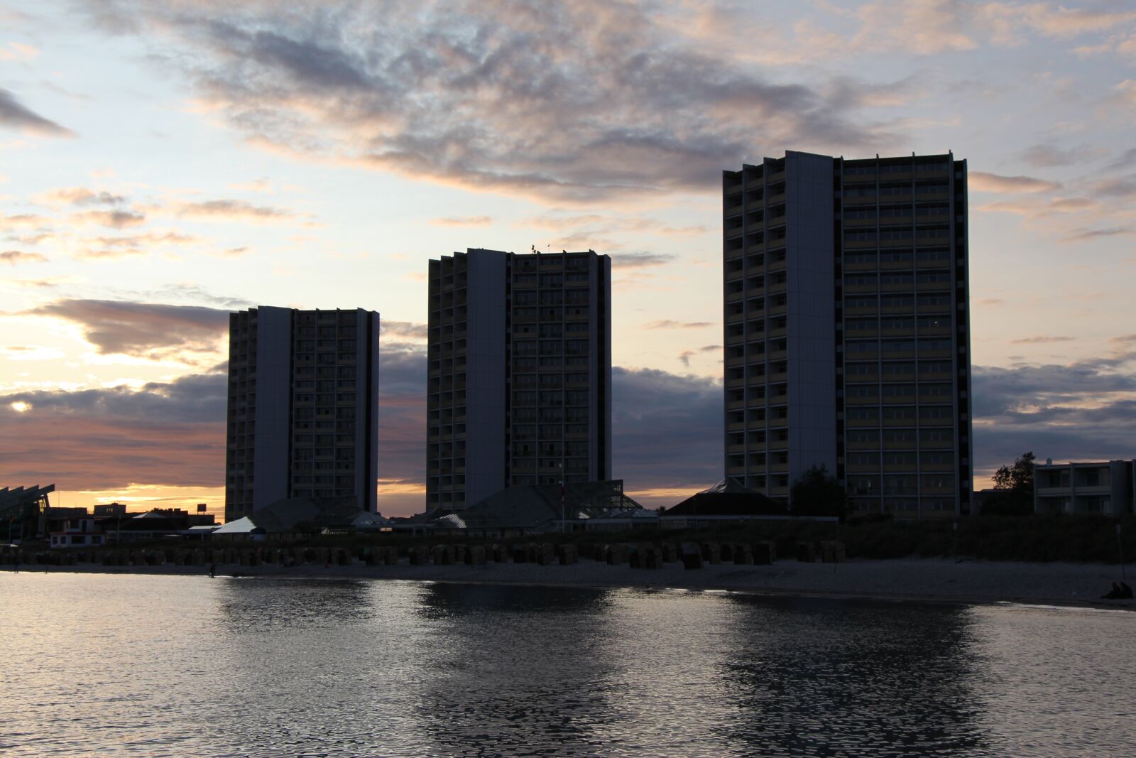 Canon EOS 650D (EOS Rebel T4i / EOS Kiss X6i) sample photo. Skyscrapers, hotel, beach photography