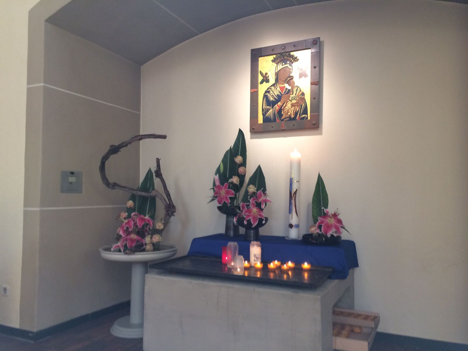 iPhone 5s back camera 4.15mm f/2.2 sample photo. Maria, altar, christianity photography
