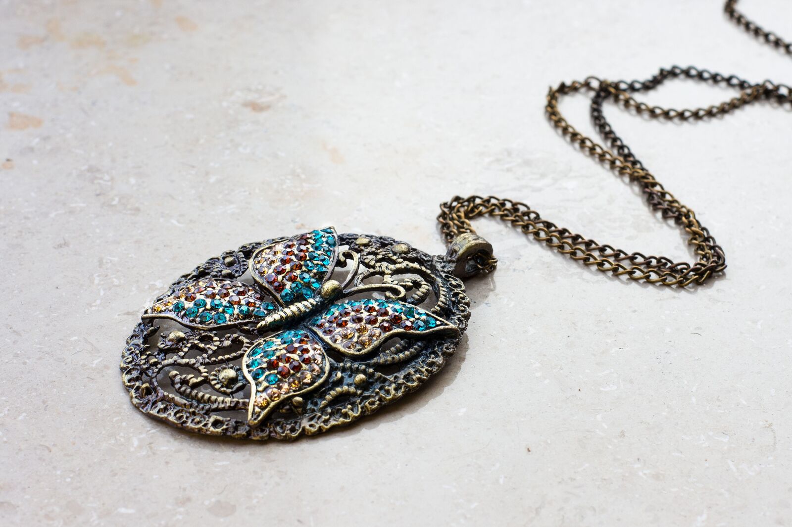 Canon EOS 700D (EOS Rebel T5i / EOS Kiss X7i) sample photo. Chain, jewellery, butterfly photography