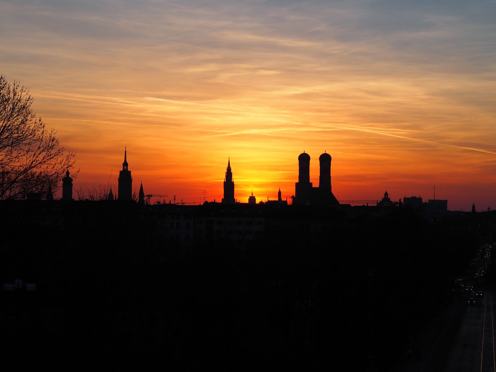 Olympus OM-D E-M5 II + Olympus M.Zuiko Digital 45mm F1.8 sample photo. Munich, skyline, sunset photography