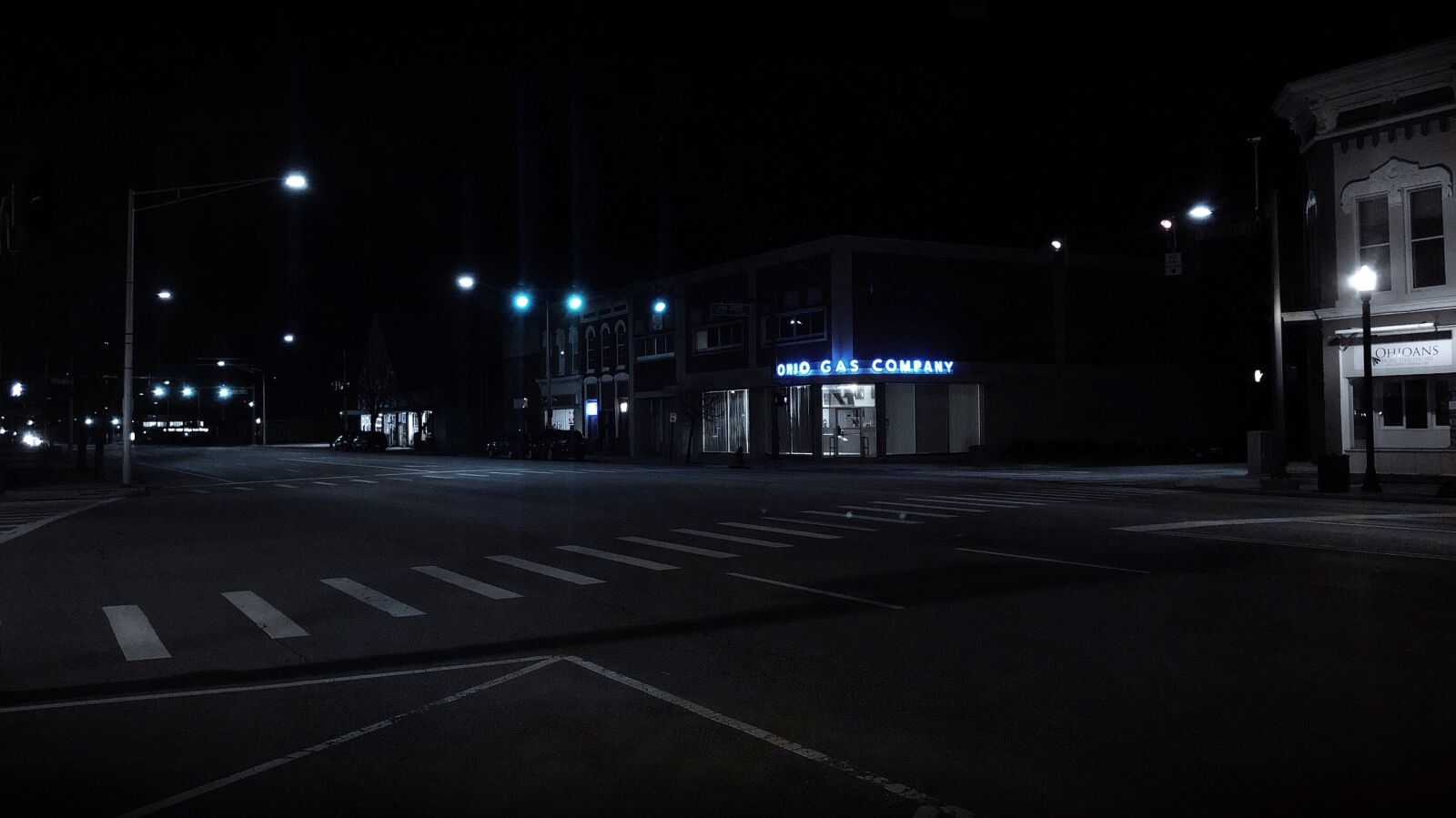 Apple iPhone X sample photo. Night, street, intersection photography