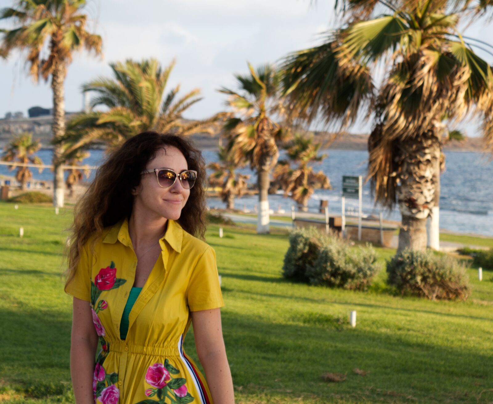Canon EOS 1300D (EOS Rebel T6 / EOS Kiss X80) sample photo. Woman, beach, dress photography