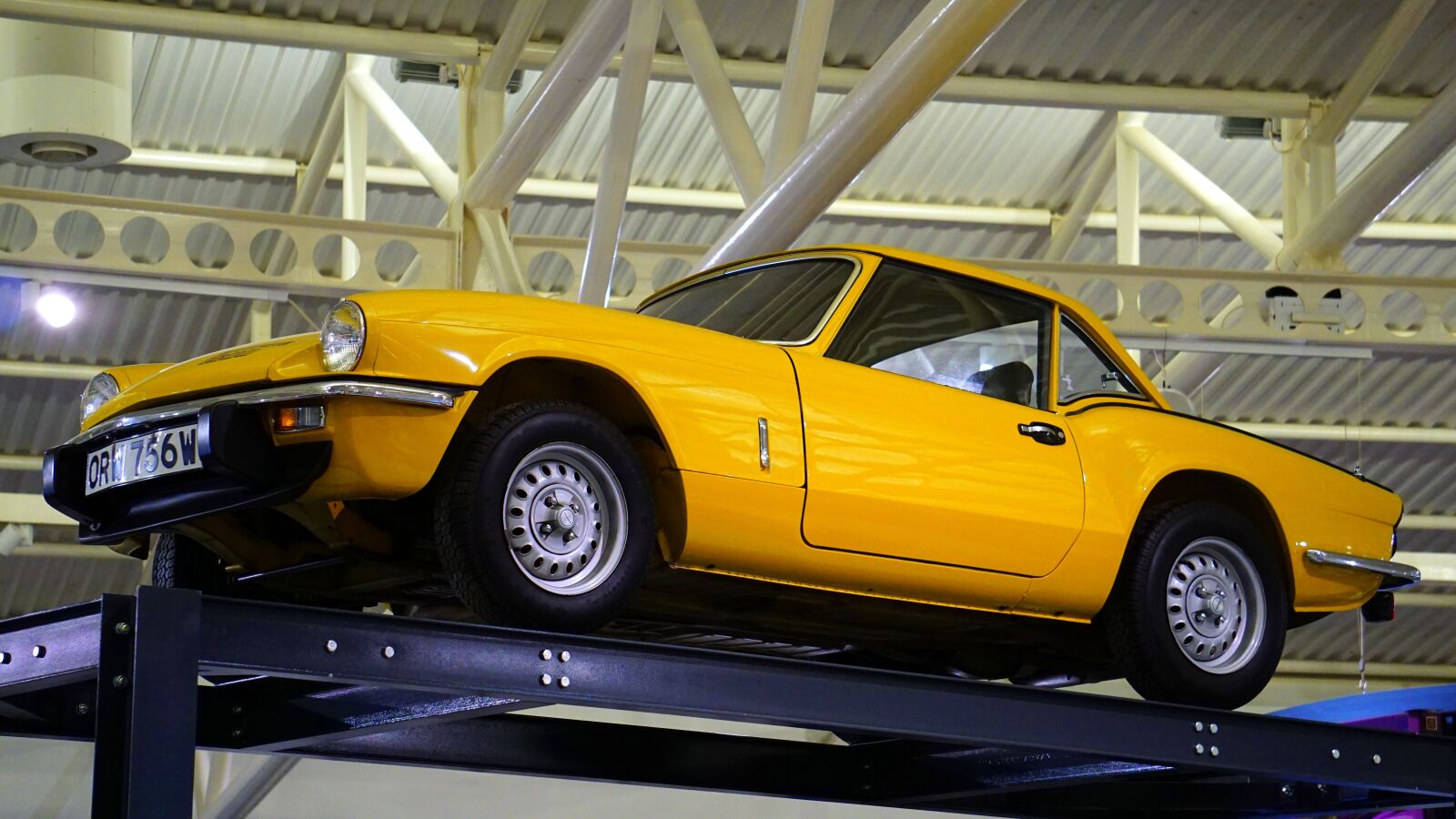 Sony E 55-210mm F4.5-6.3 OSS sample photo. British car, classic, british photography