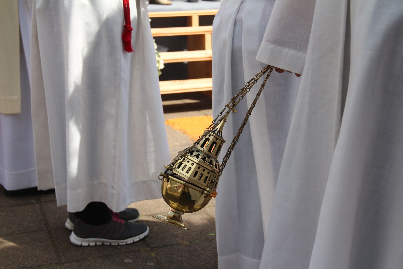Canon EOS 650D (EOS Rebel T4i / EOS Kiss X6i) sample photo. Church, incense, high mass photography