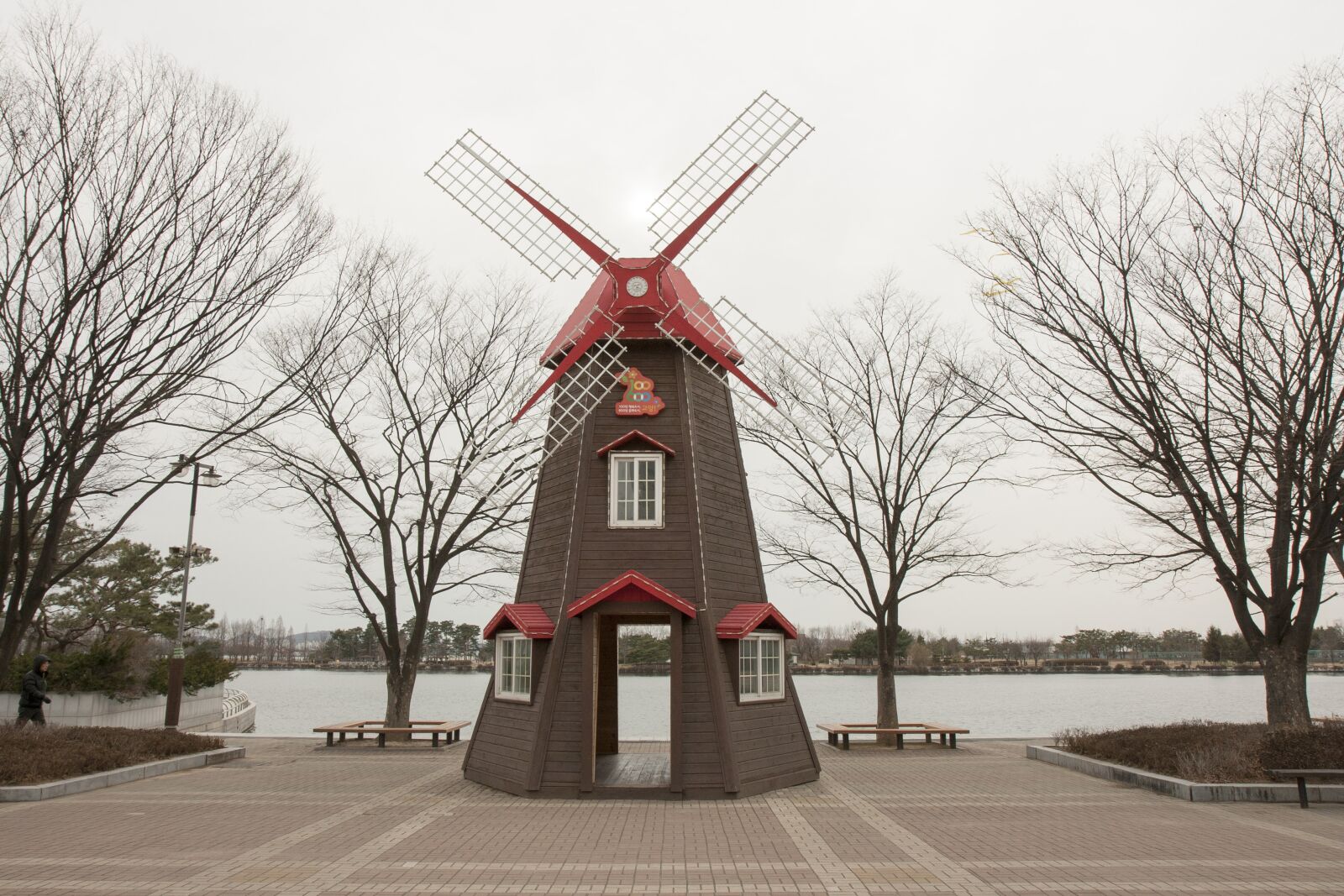 Canon EOS 400D (EOS Digital Rebel XTi / EOS Kiss Digital X) + Sigma 12-24mm f/4.5-5.6 EX DG ASPHERICAL HSM + 1.4x sample photo. Lake park, windmill, a photography