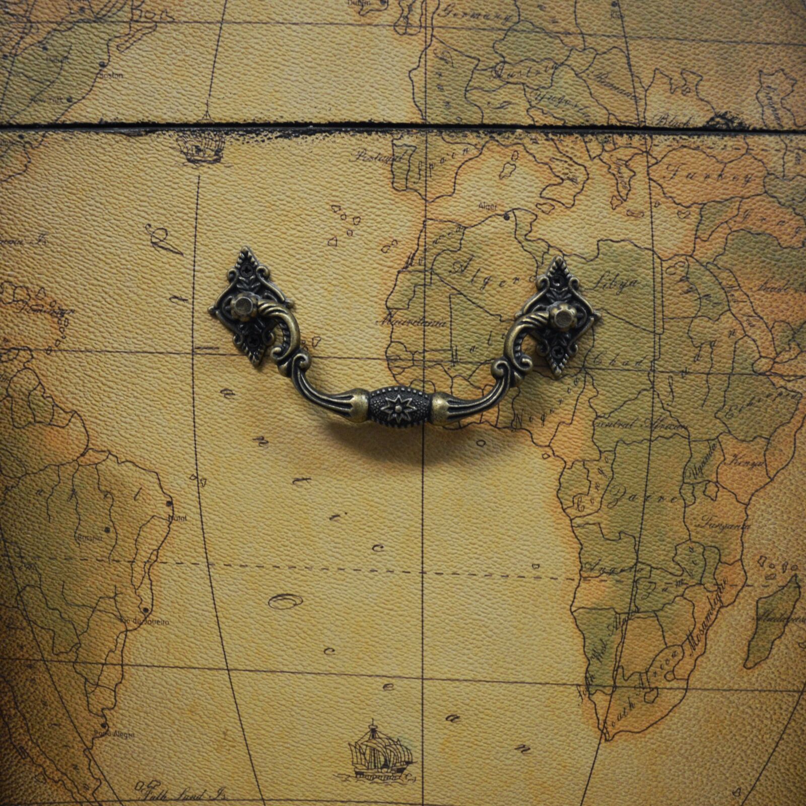 Nikon D3200 sample photo. Atlantic ocean, map, vintage photography