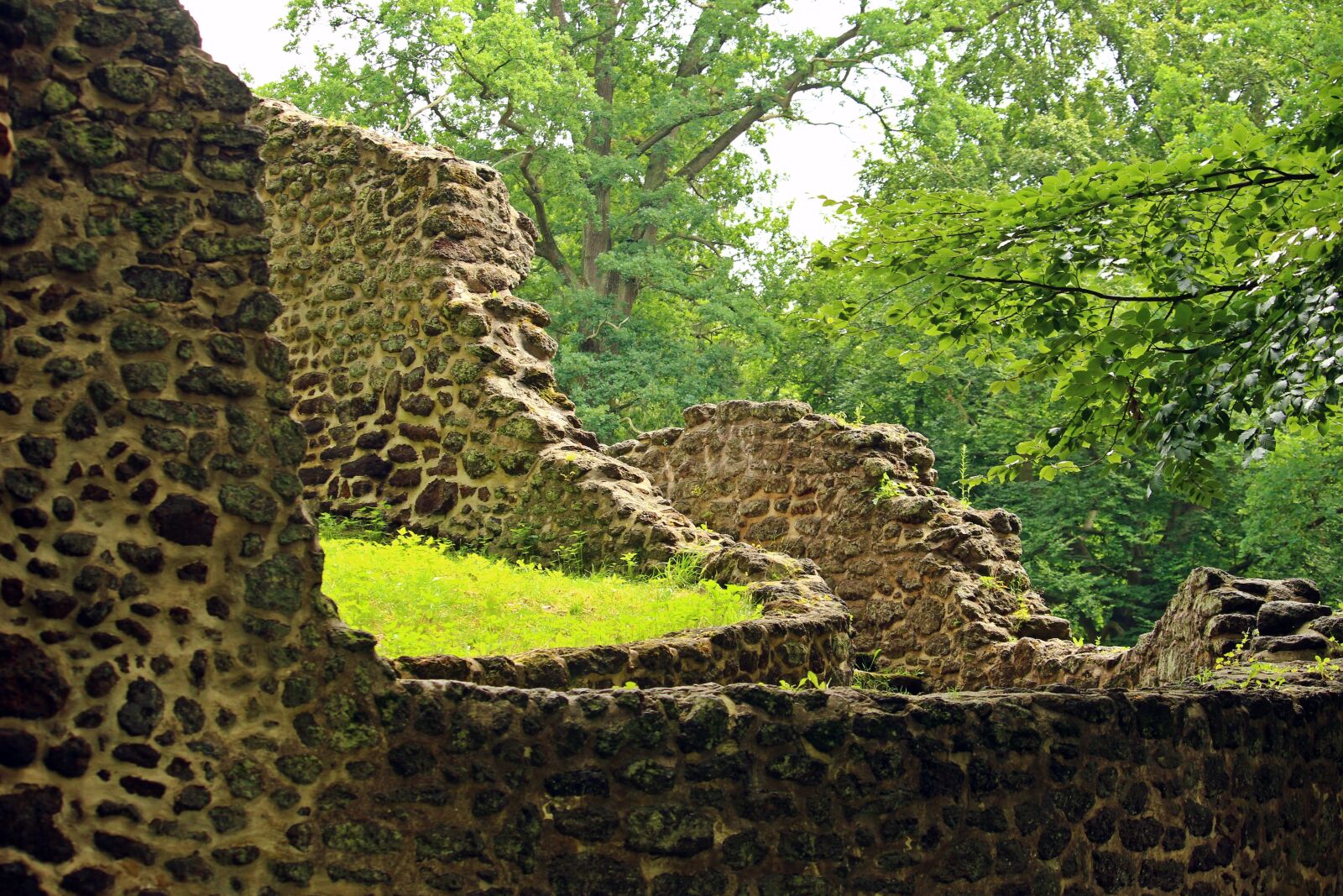 Canon EOS 100D (EOS Rebel SL1 / EOS Kiss X7) sample photo. Ruin, wall, goal photography