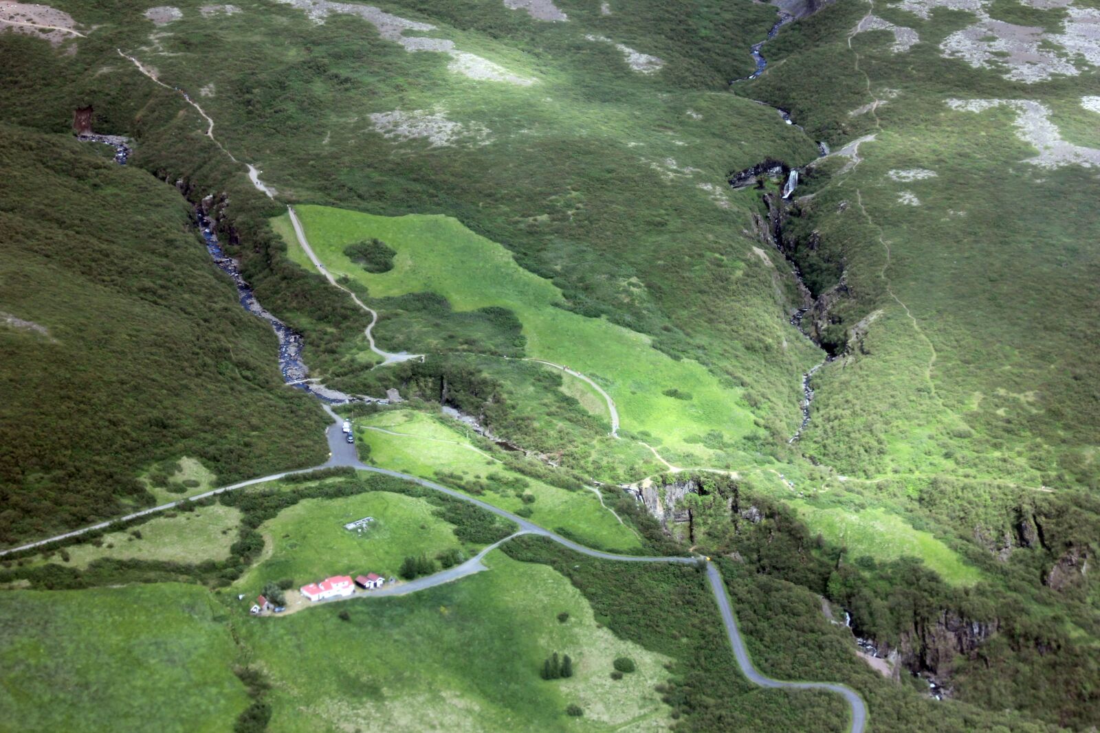 Canon EOS 550D (EOS Rebel T2i / EOS Kiss X4) sample photo. Iceland, clouds, green photography