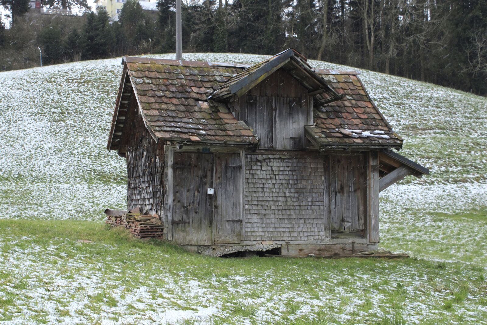 Canon EOS 2000D (EOS Rebel T7 / EOS Kiss X90 / EOS 1500D) sample photo. Cabin, mountain hut, landscape photography