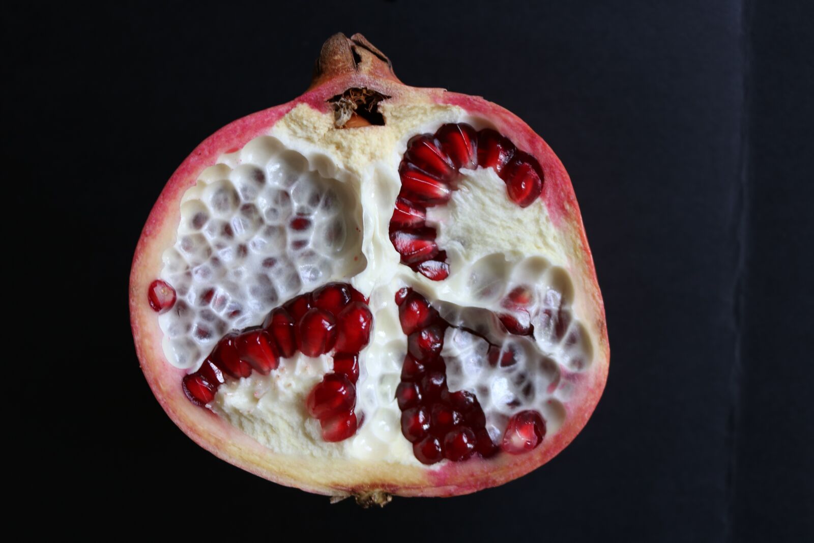 Canon EOS 750D (EOS Rebel T6i / EOS Kiss X8i) sample photo. Pomegranate, red, fruit photography