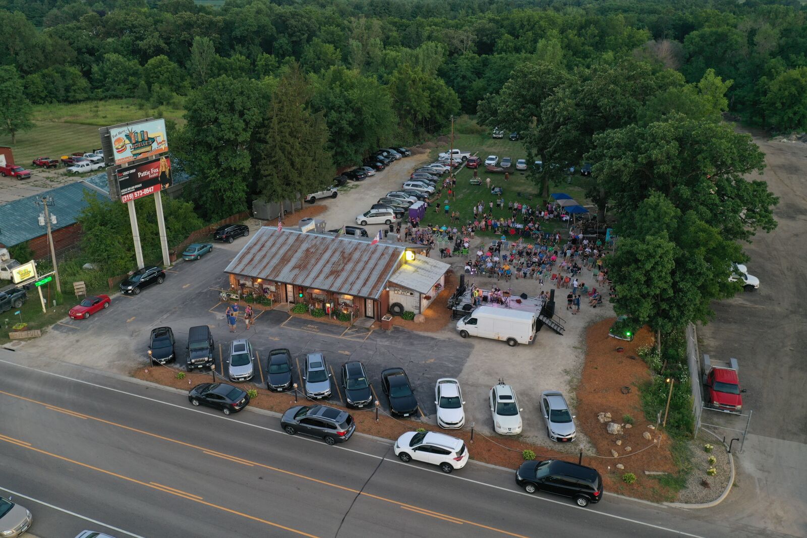 Hasselblad L1D-20c sample photo. Restaurant, crowds, concerts photography