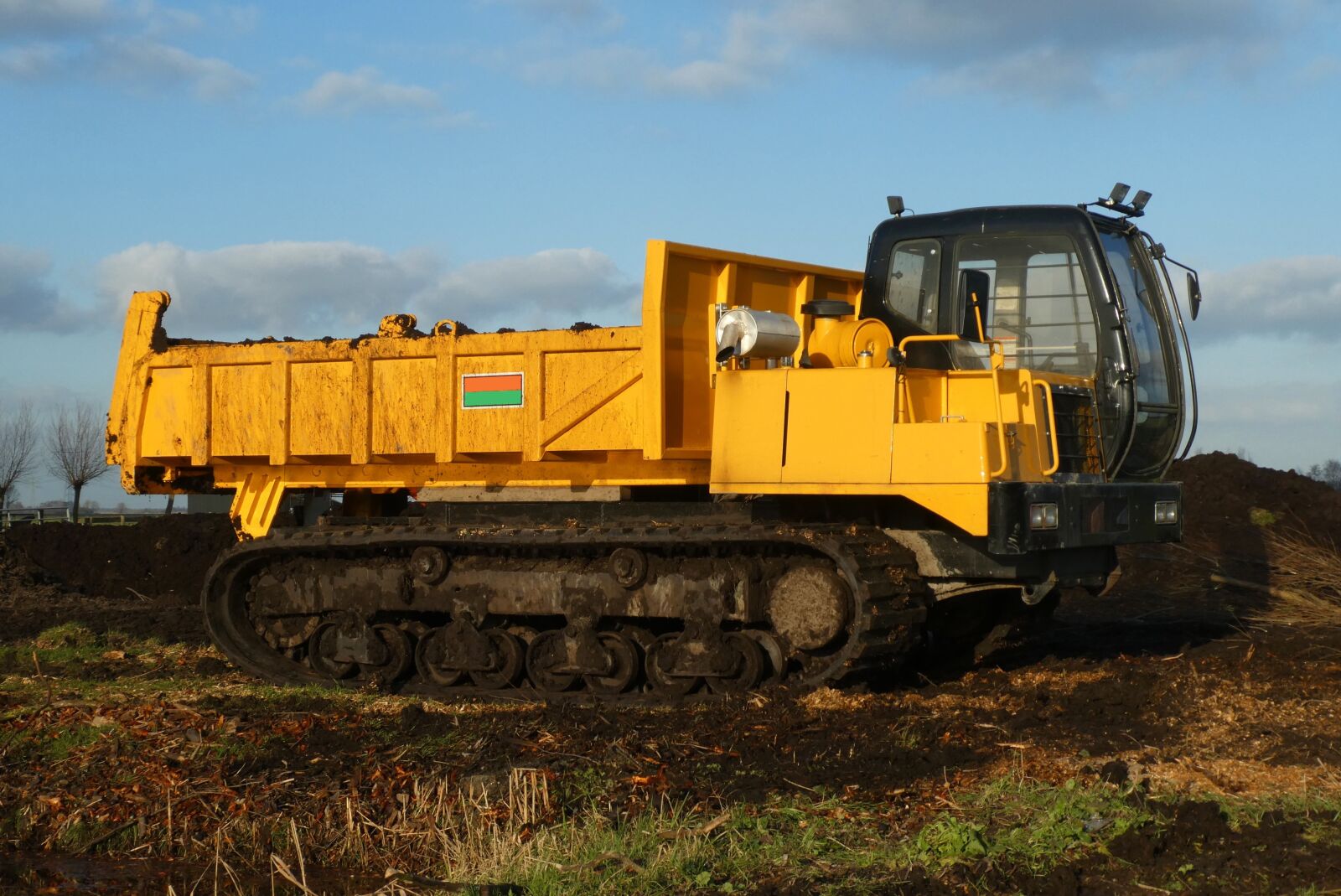 Panasonic Lumix DC-ZS70 (Lumix DC-TZ90) sample photo. Tracked dumper, few, machine photography