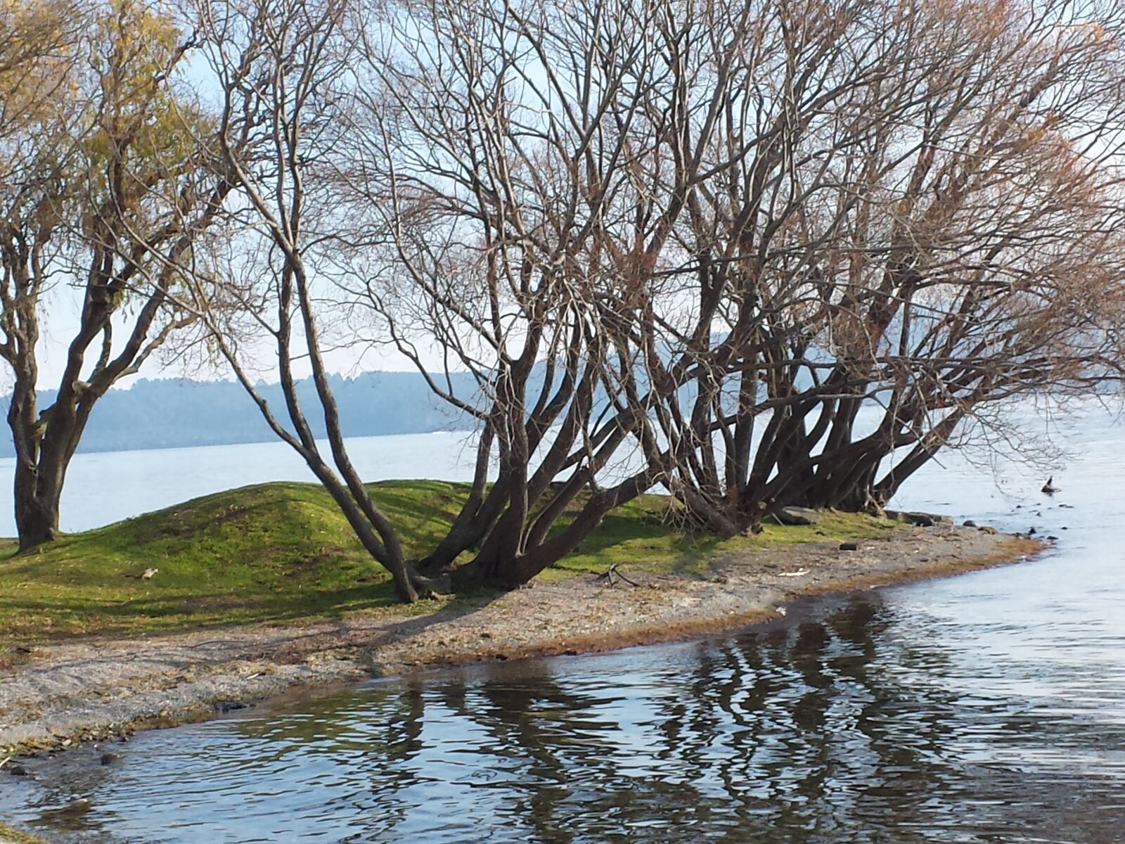 Samsung Galaxy S4 sample photo. Calm, shadow, lake photography