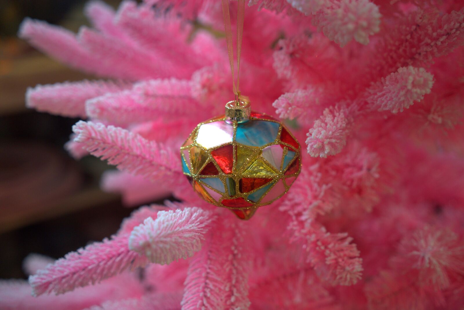 Sony a7 II + Sony Vario Tessar T* FE 24-70mm F4 ZA OSS sample photo. Fir tree, christmas, bauble photography