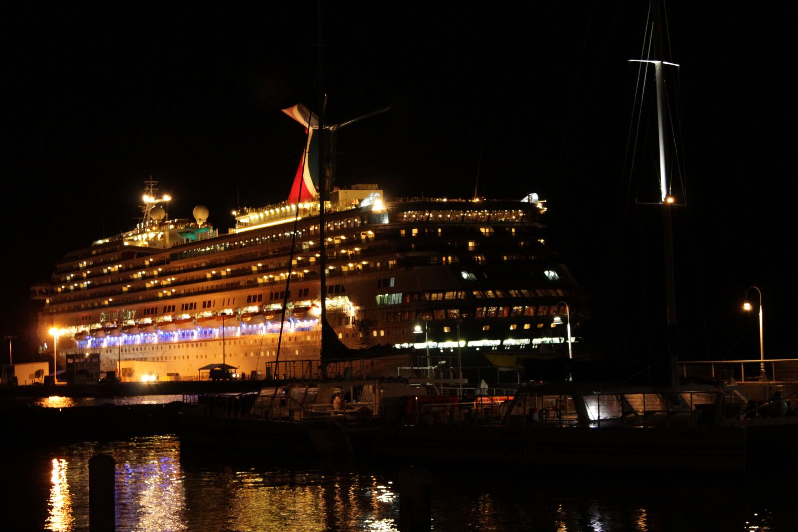 Canon EOS 1200D (EOS Rebel T5 / EOS Kiss X70 / EOS Hi) sample photo. Cruise, sea, night photography
