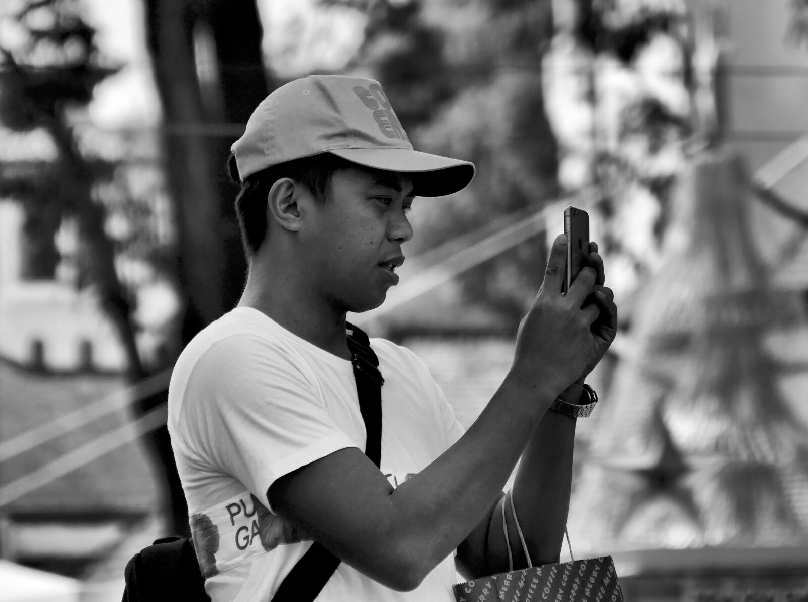 Panasonic Lumix DMC-FZ1000 sample photo. Man, woman, girl photography