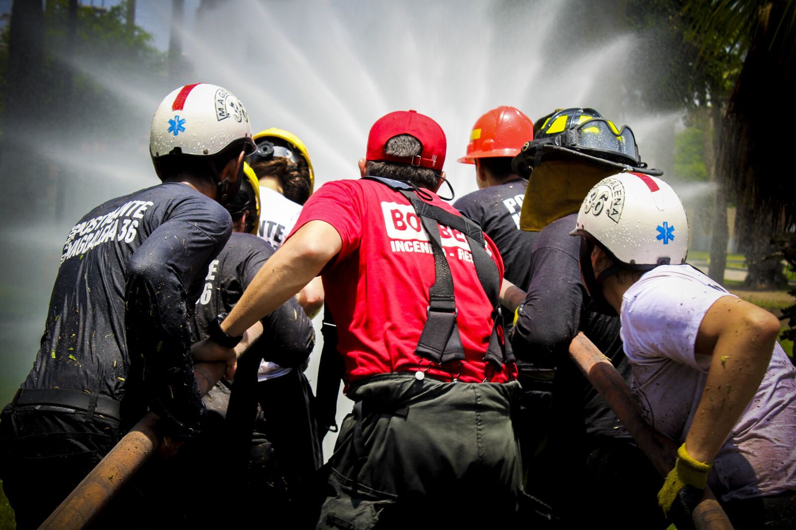 Canon EOS 1200D (EOS Rebel T5 / EOS Kiss X70 / EOS Hi) sample photo. Fire, water, team photography