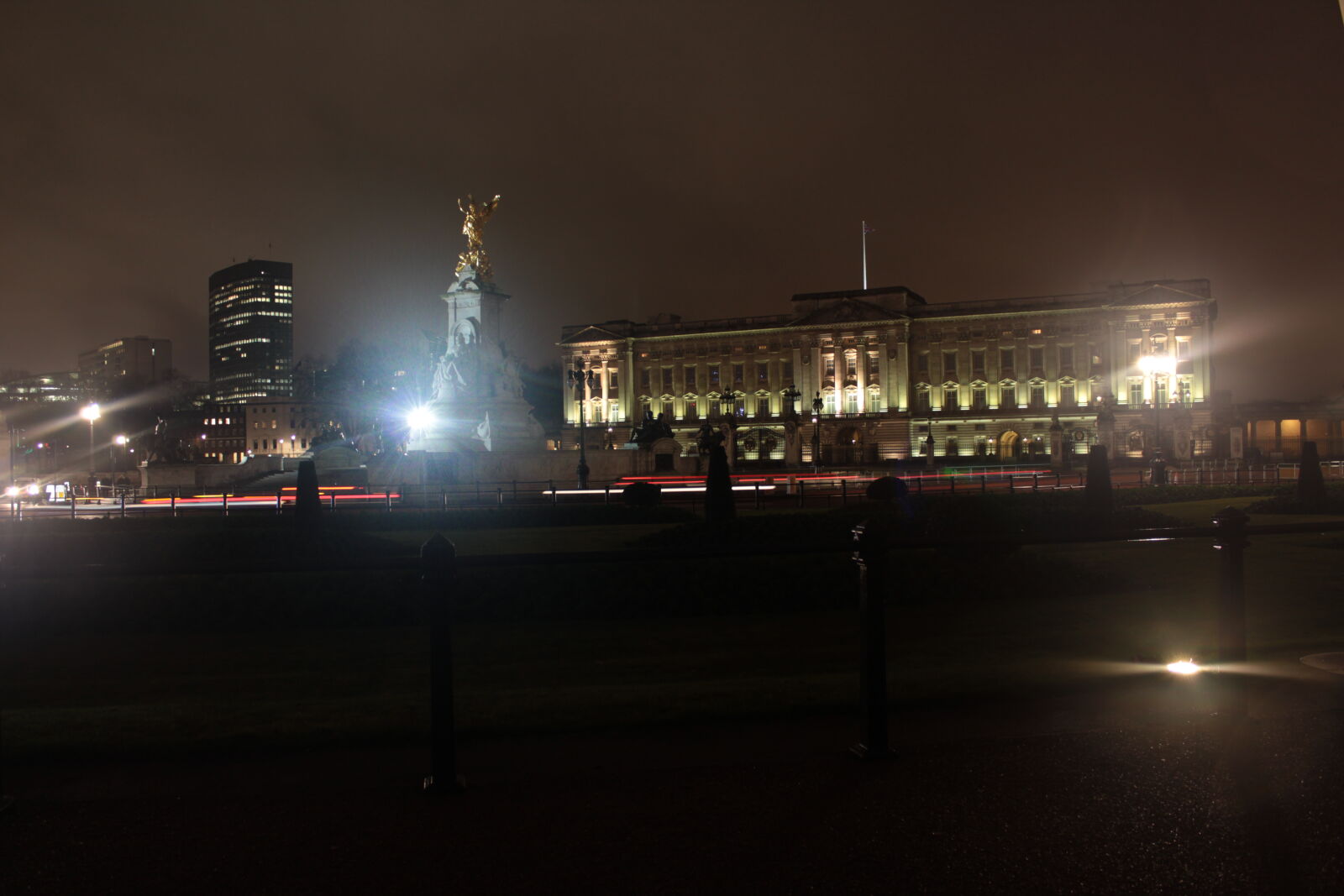 Canon EOS 1300D (EOS Rebel T6 / EOS Kiss X80) sample photo. Buckingham, palace, city, lights photography