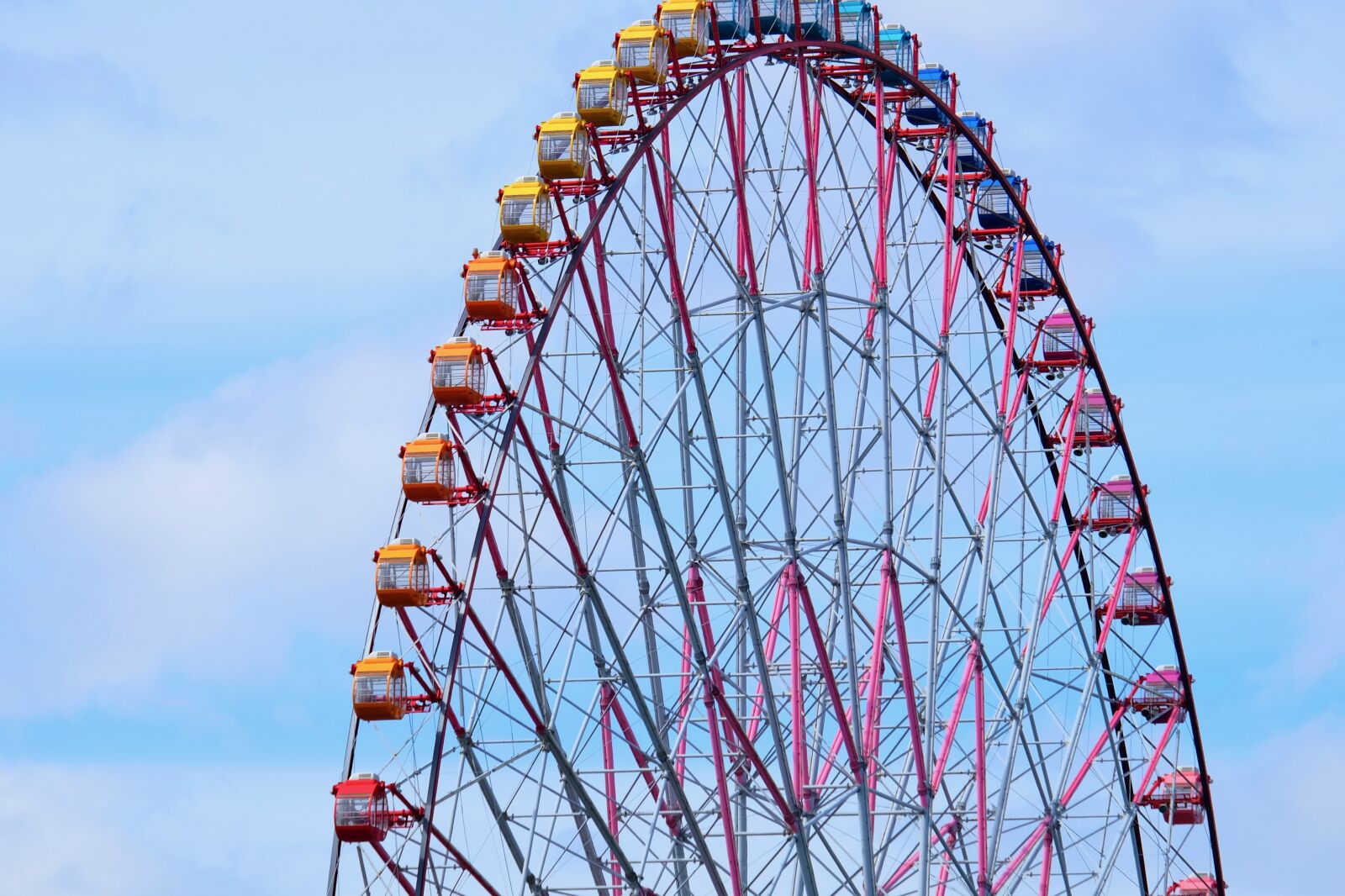 Fujifilm XF 55-200mm F3.5-4.8 R LM OIS sample photo. Ferris wheel, blue sky photography