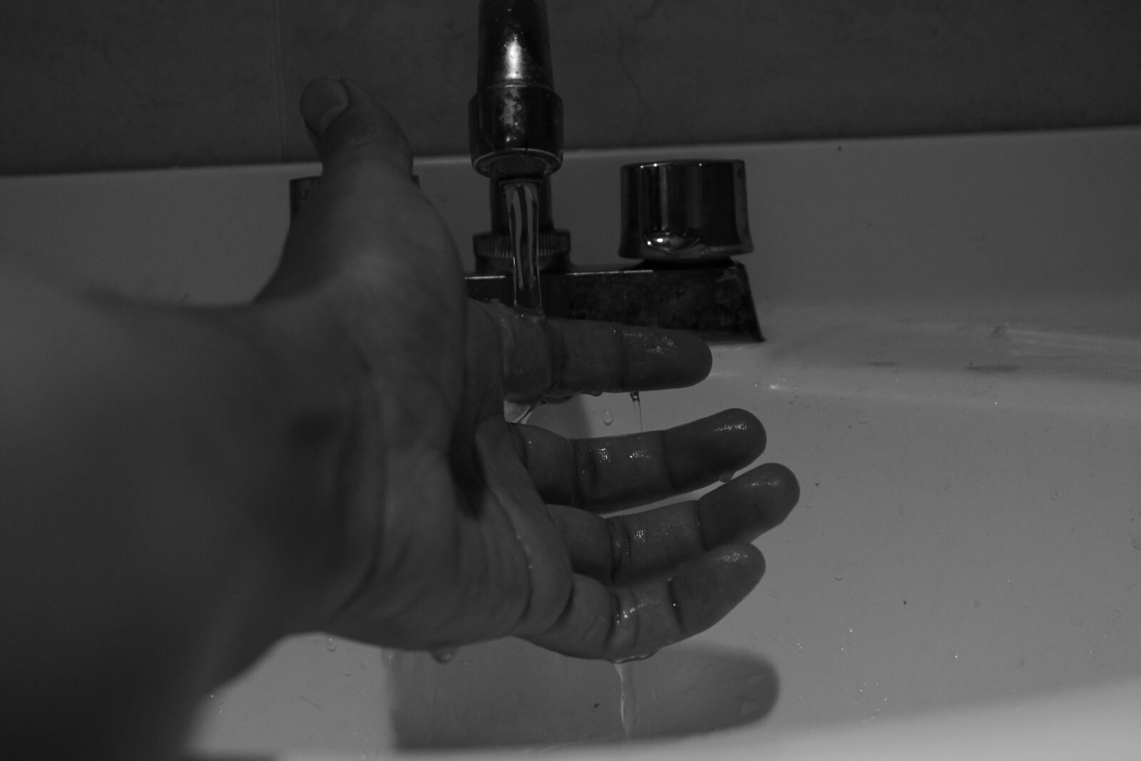 Canon EOS 2000D (EOS Rebel T7 / EOS Kiss X90 / EOS 1500D) sample photo. Water, hand, hands photography