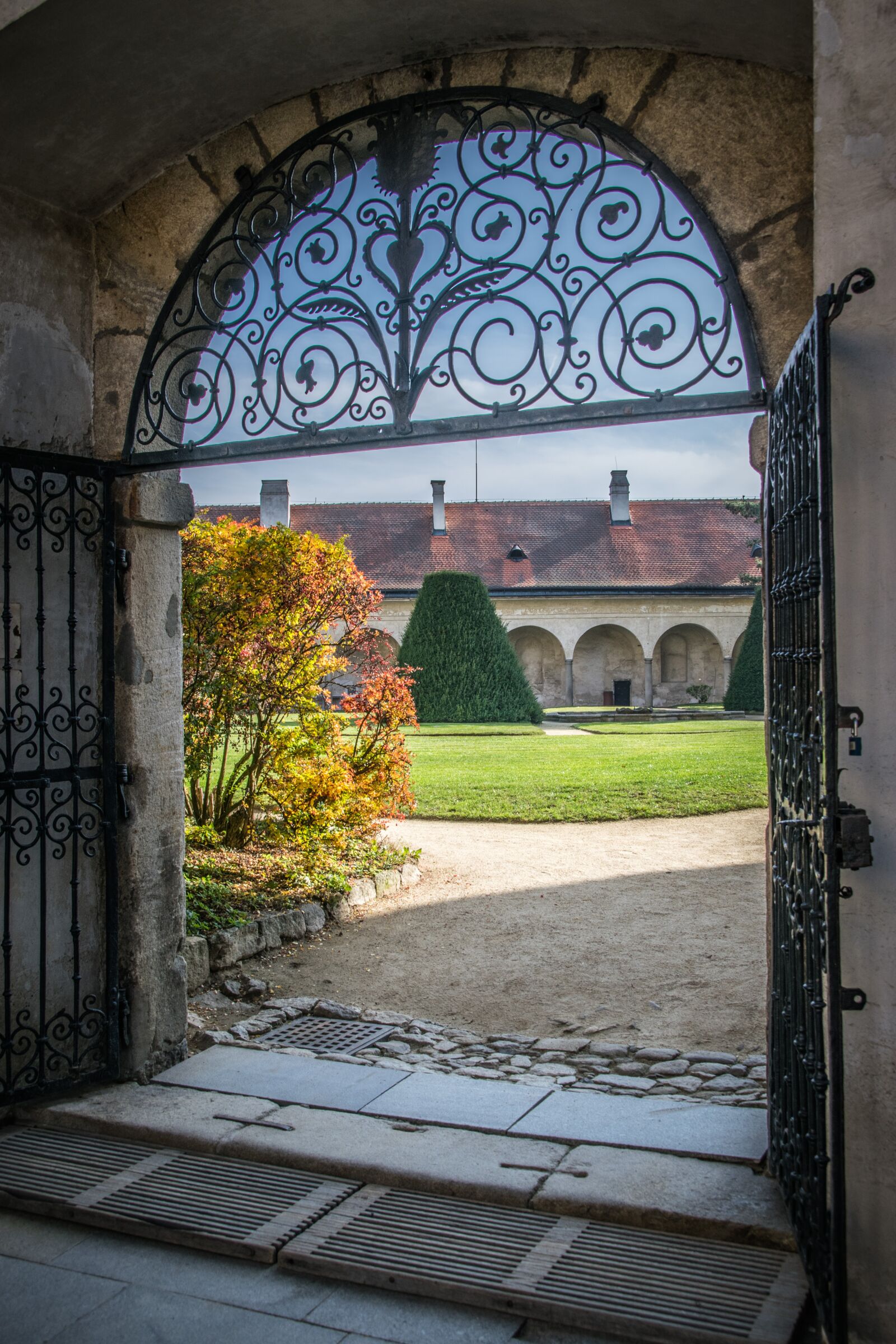 Nikon D5300 sample photo. Gate, grid, history photography
