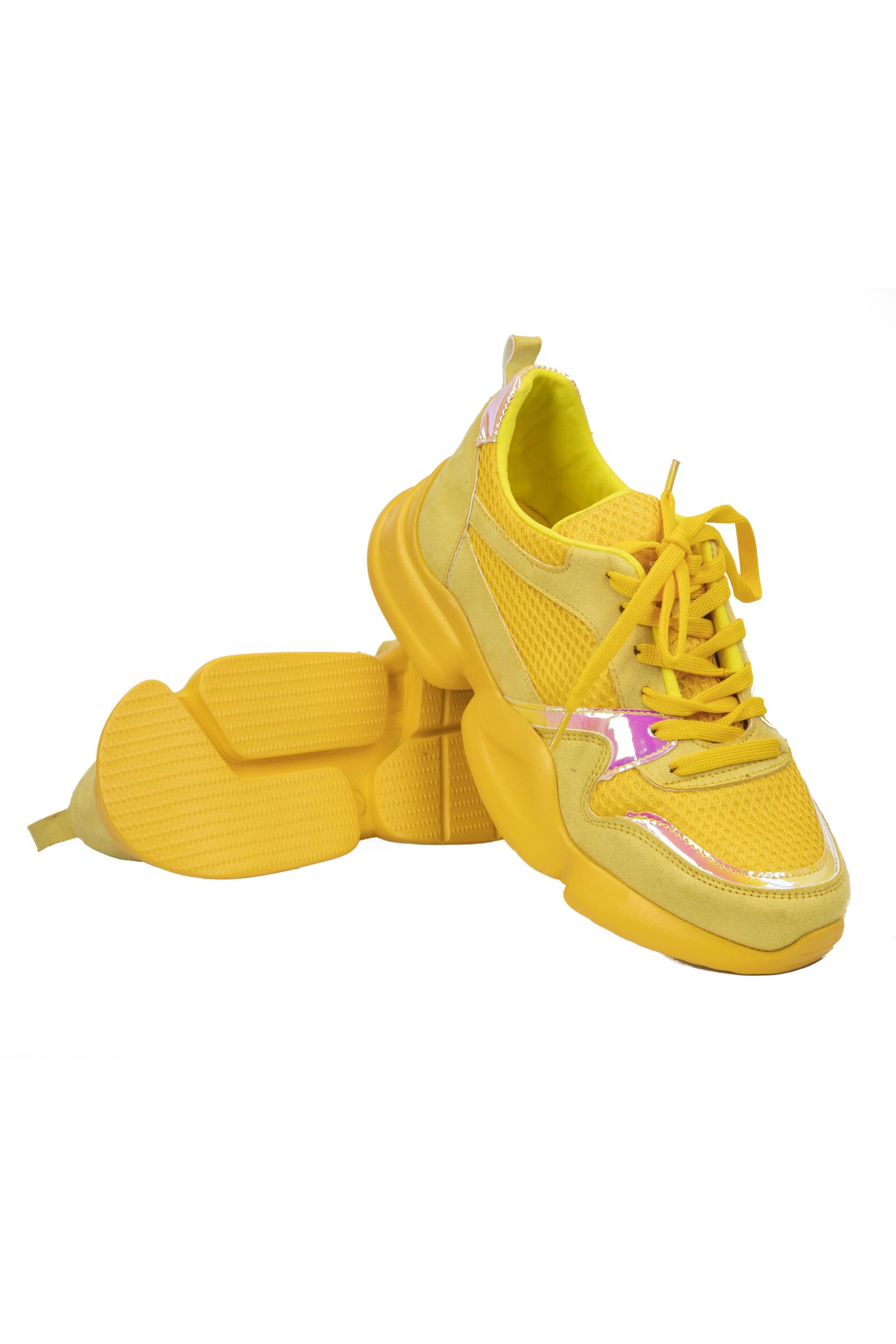 Canon EOS 5D Mark IV sample photo. Yellow, sports, running photography