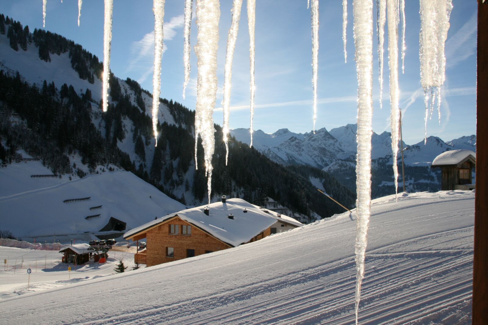 Canon EOS 400D (EOS Digital Rebel XTi / EOS Kiss Digital X) sample photo. Mountains, winter, hut photography
