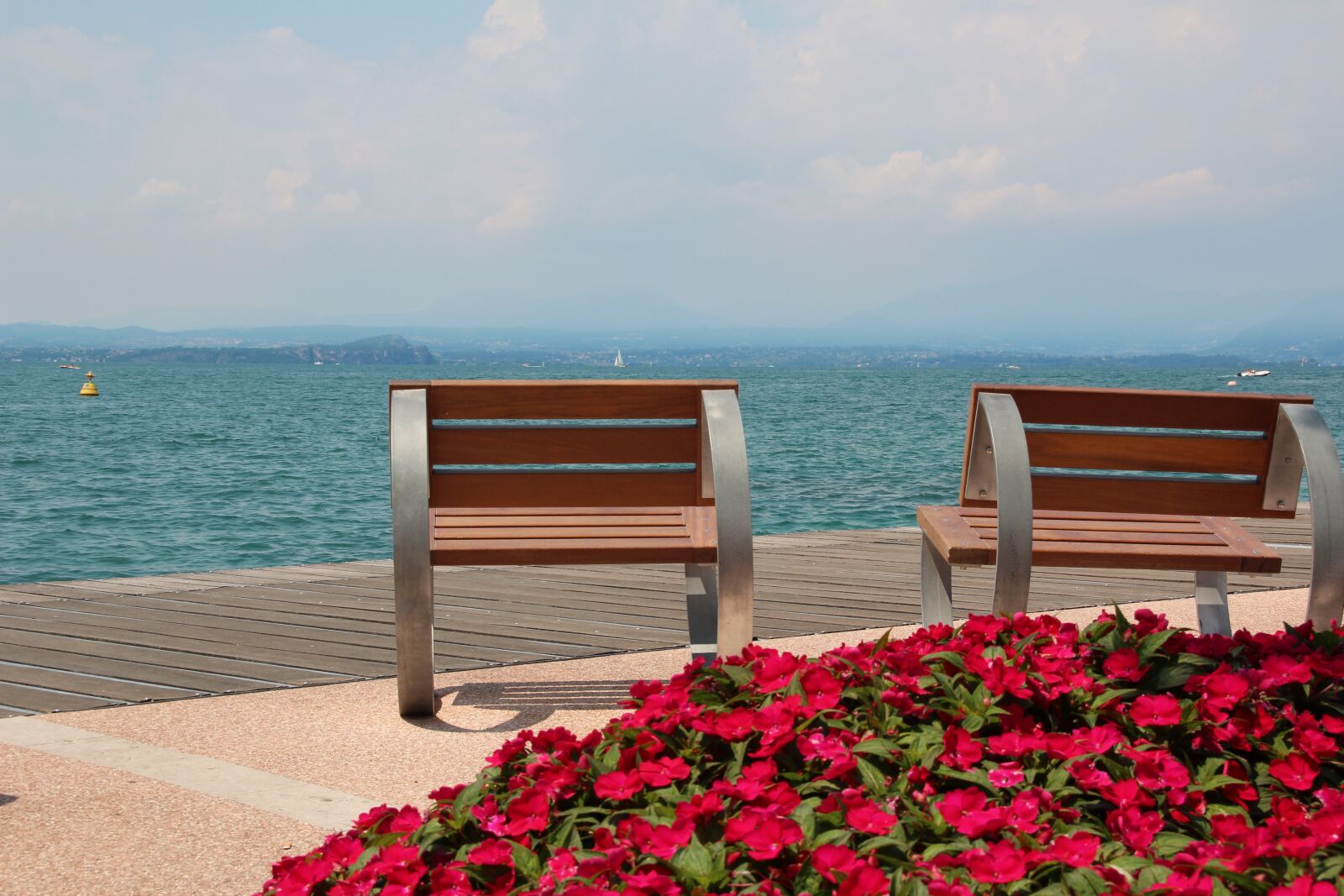 Canon EOS 600D (Rebel EOS T3i / EOS Kiss X5) sample photo. Outlook, garda, bank photography