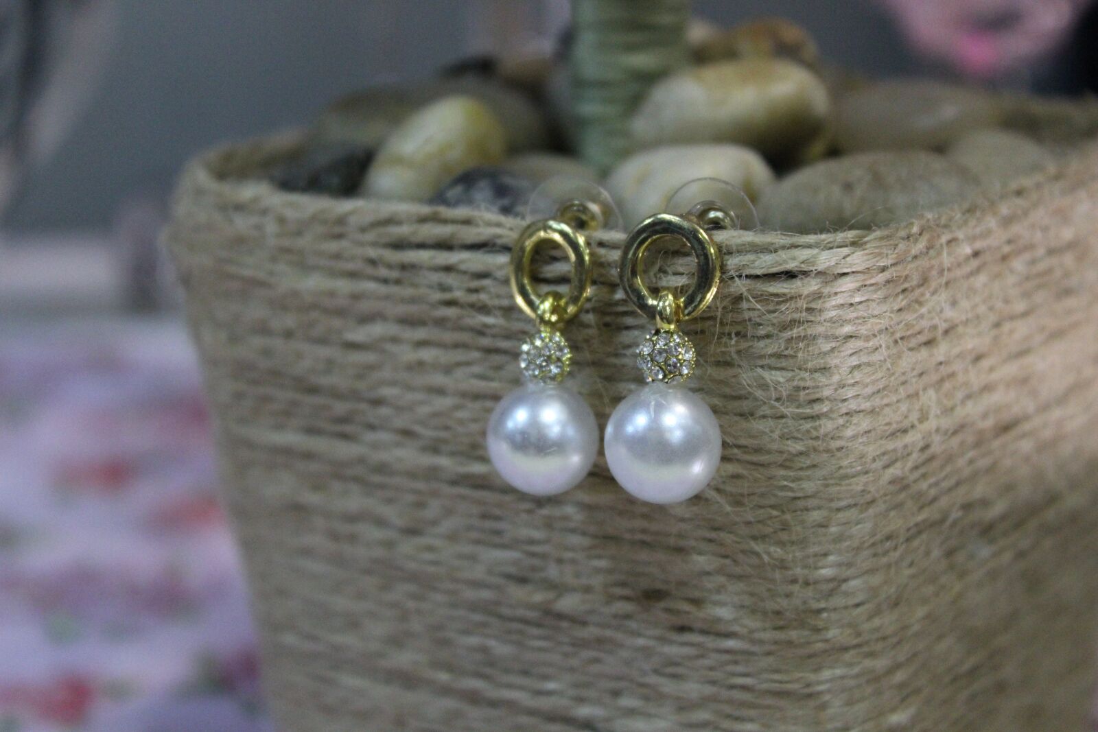 Canon EOS 600D (Rebel EOS T3i / EOS Kiss X5) sample photo. Earrings with pearls, bijouterie photography