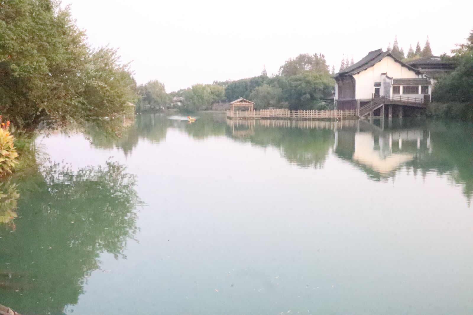 Canon EF-M 15-45mm F3.5-6.3 IS STM sample photo. Southern town, lake, condition photography