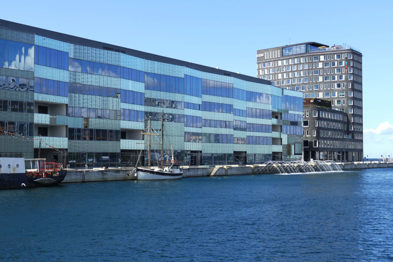 Panasonic Lumix DMC-FZ1000 sample photo. Building, facade, boats photography