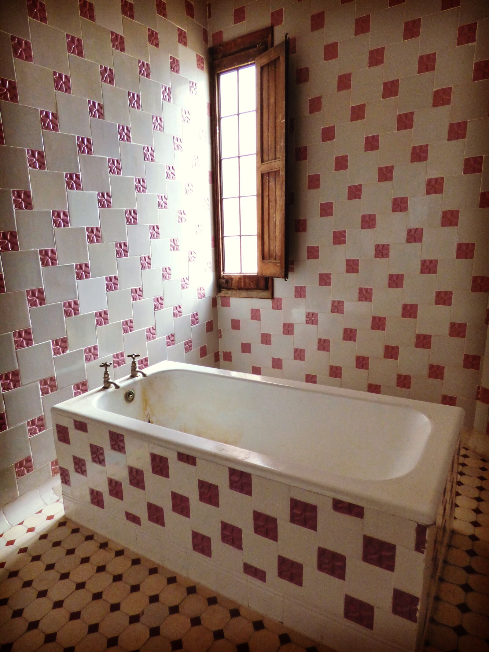 Panasonic Lumix DMC-FZ70 sample photo. Bathroom, modernism, tiles photography