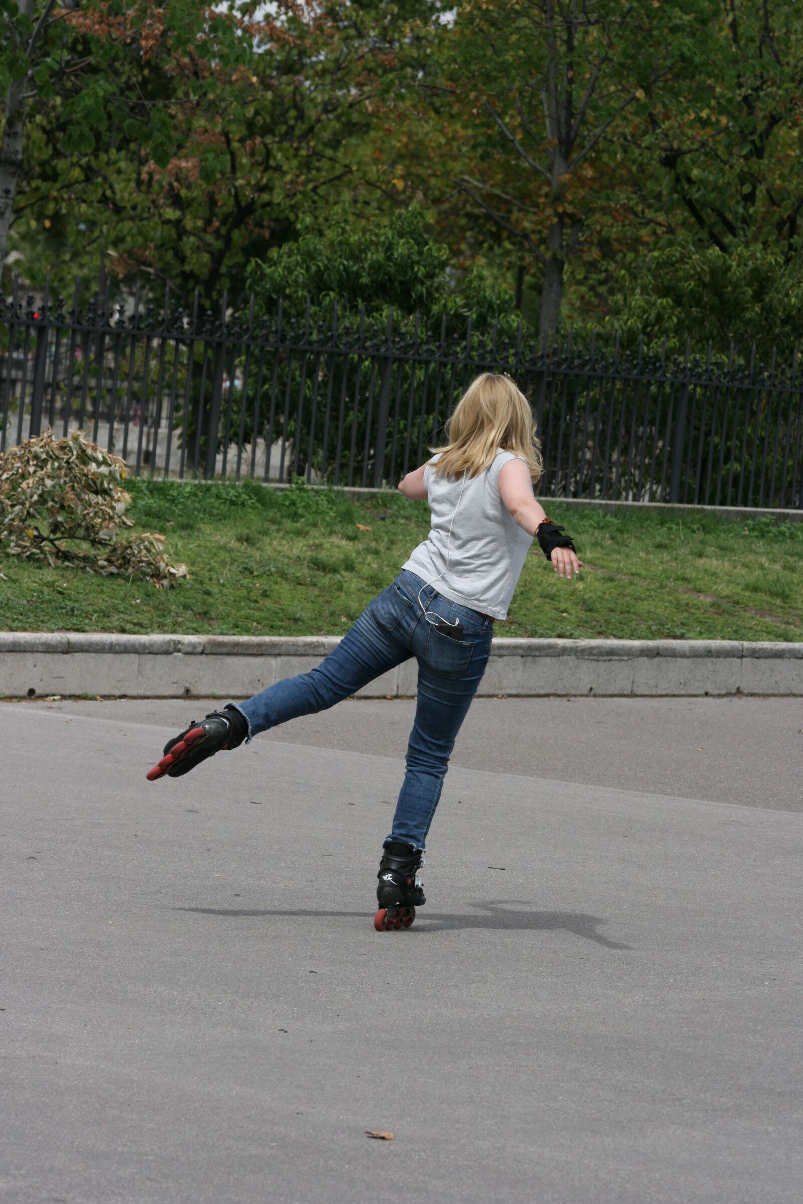 Canon EOS 400D (EOS Digital Rebel XTi / EOS Kiss Digital X) sample photo. Inline, skating, balance photography