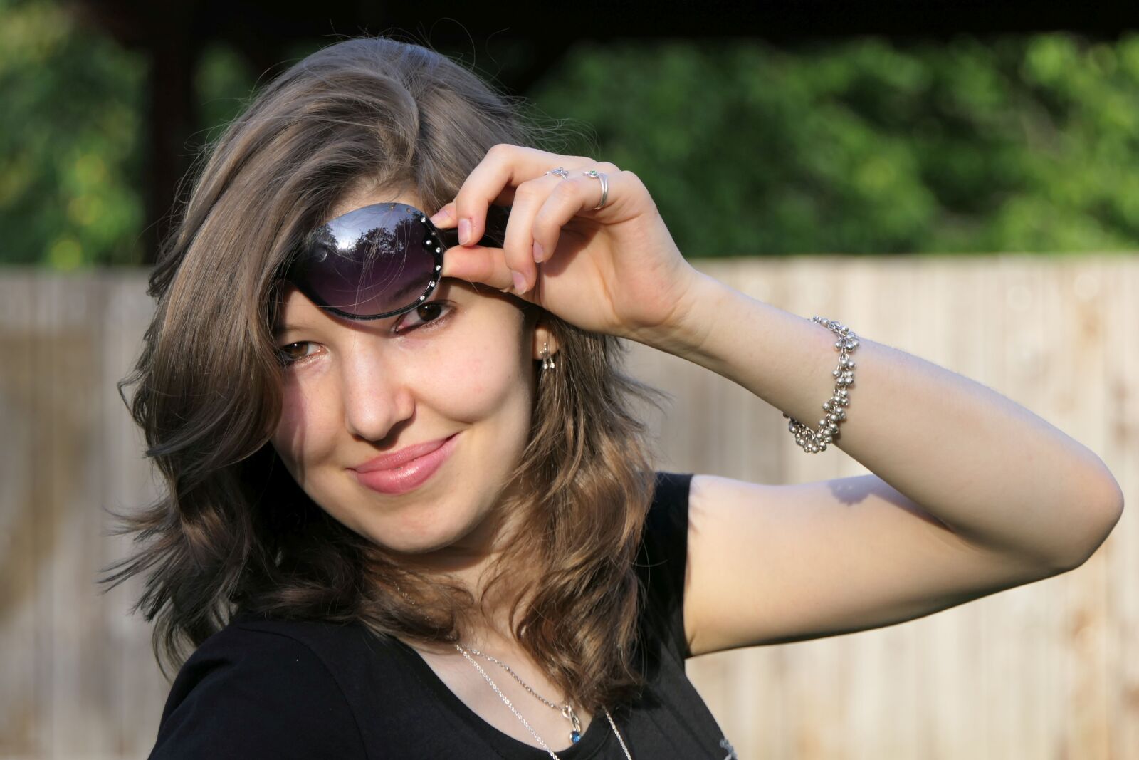 Panasonic Lumix DMC-FZ2500 (Lumix DMC-FZ2000) sample photo. Portrait, young woman, close photography