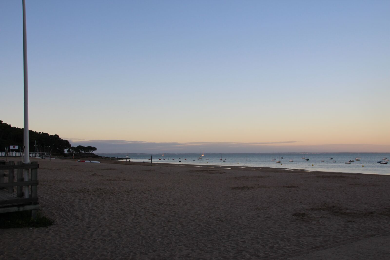 Canon EOS 100D (EOS Rebel SL1 / EOS Kiss X7) sample photo. Beach, noirmoutier, boat photography