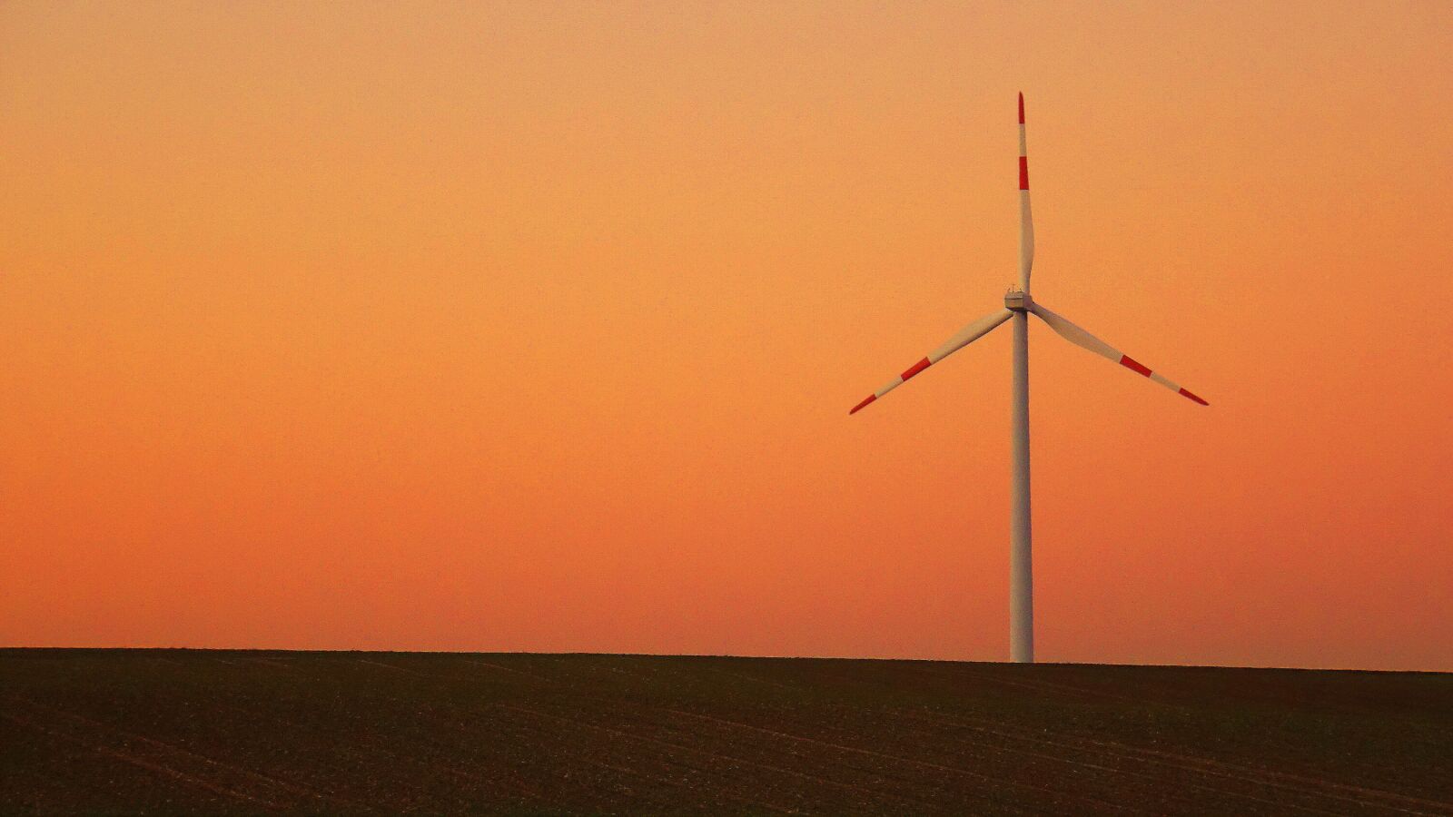 Sony E 18-200mm F3.5-6.3 OSS LE sample photo. Pinwheel, wind power, wind photography