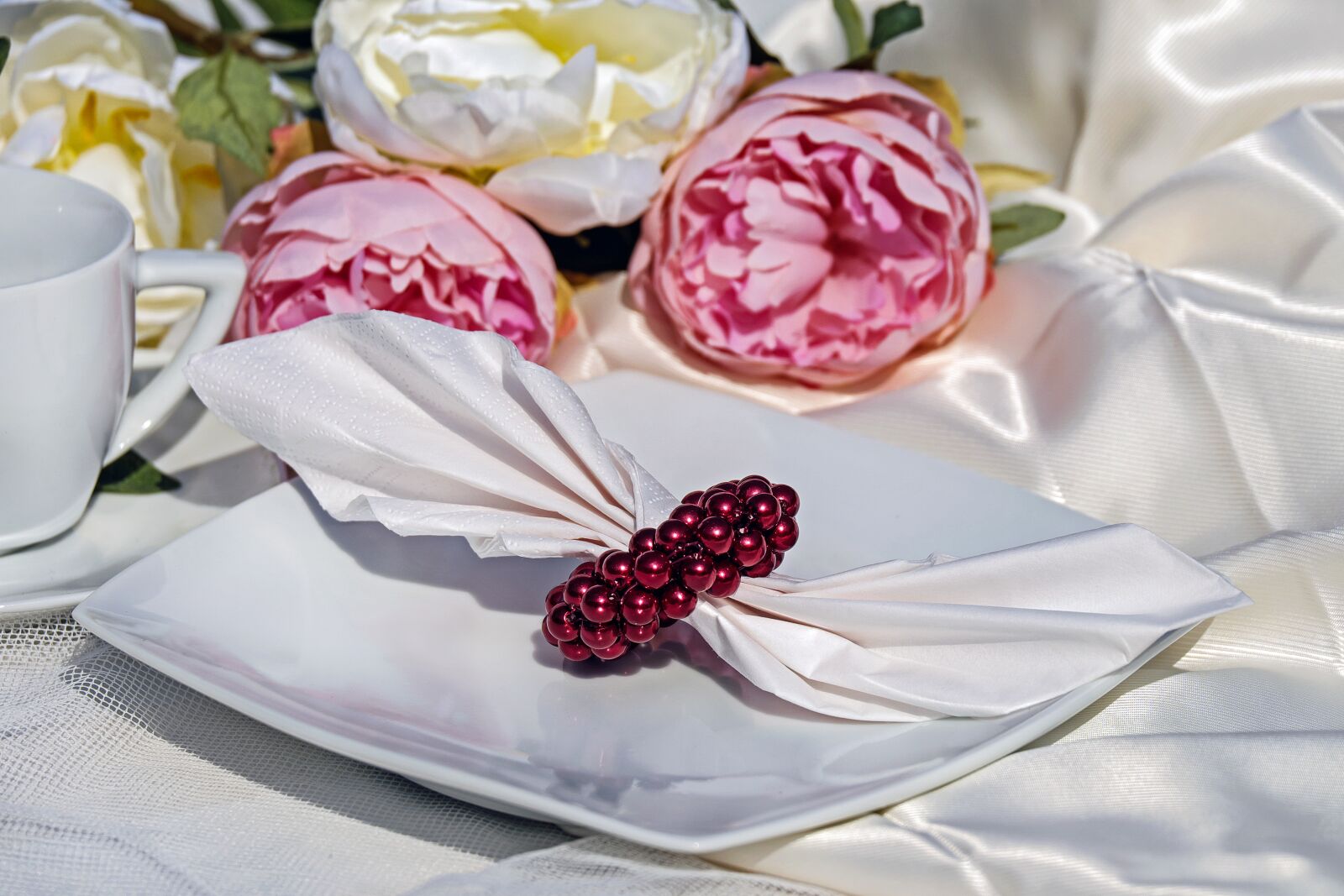 Fujifilm X-T10 + Fujifilm XC 50-230mm F4.5-6.7 OIS sample photo. Napkin ring, ring, beads photography