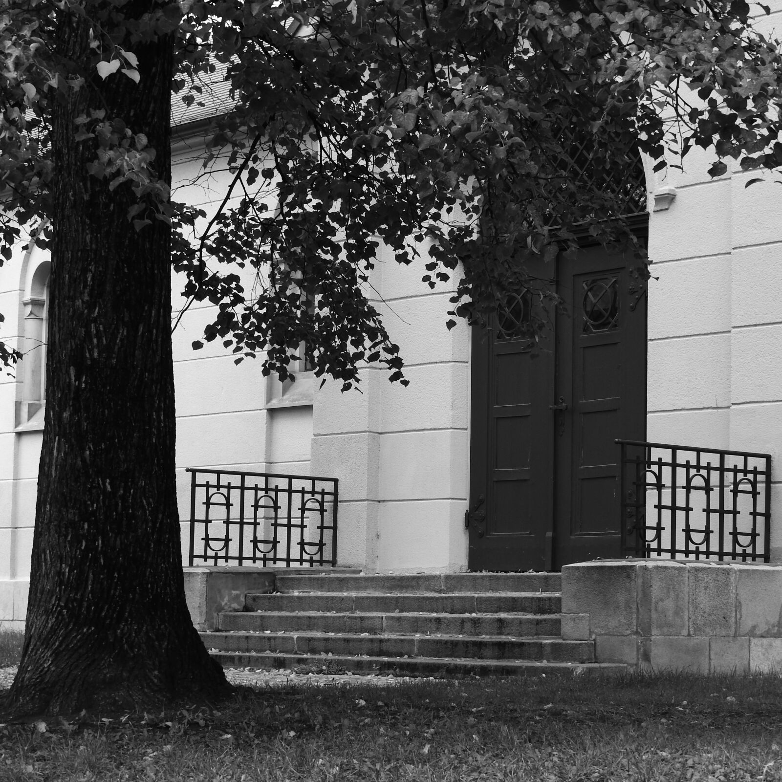 Nikon Coolpix P610 sample photo. Entrance to the church photography