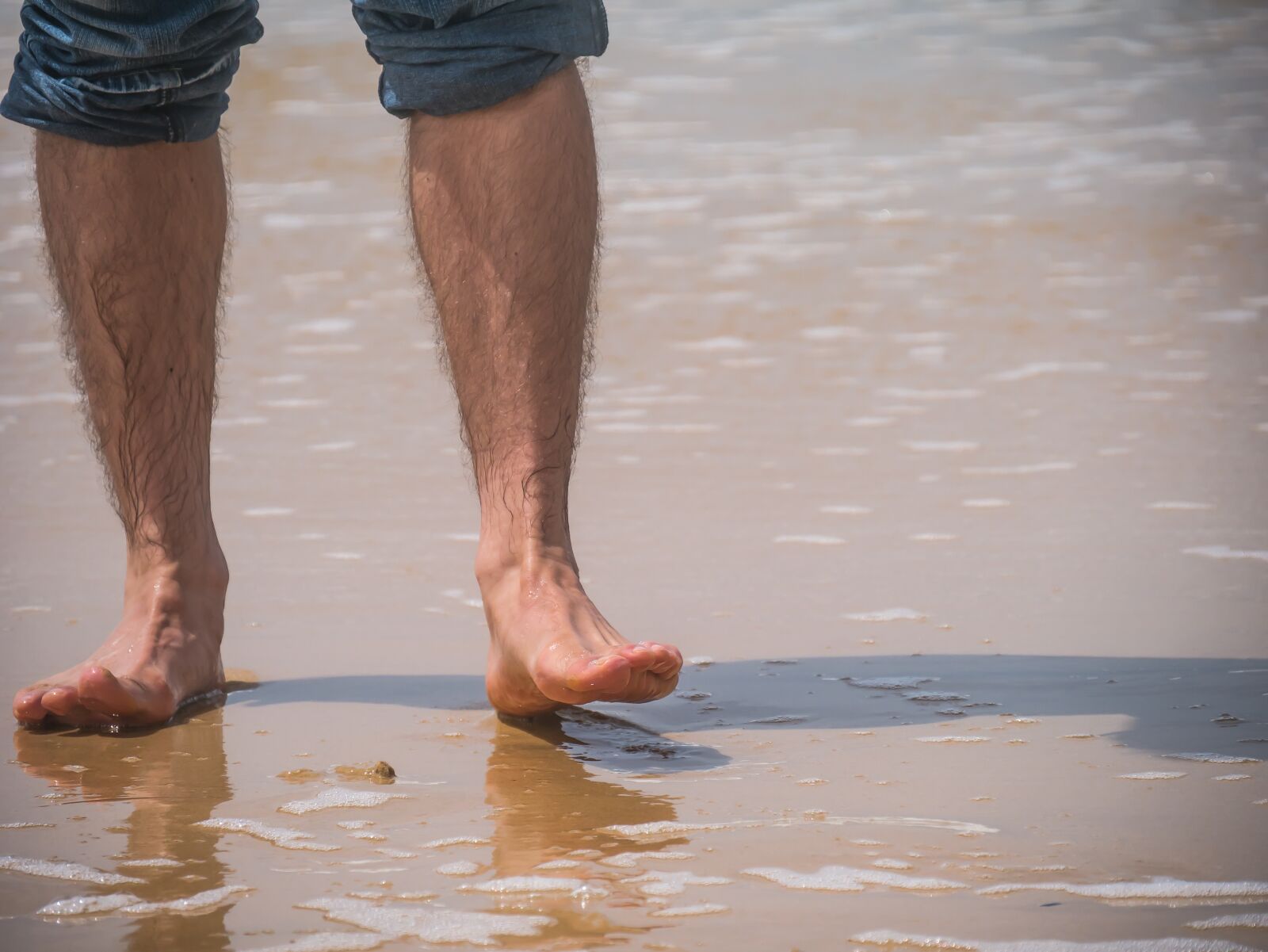 Panasonic DMC-G70 + Panasonic Lumix G Vario 14-140mm F3.5-5.6 ASPH Power O.I.S sample photo. Legs, beach, sea photography