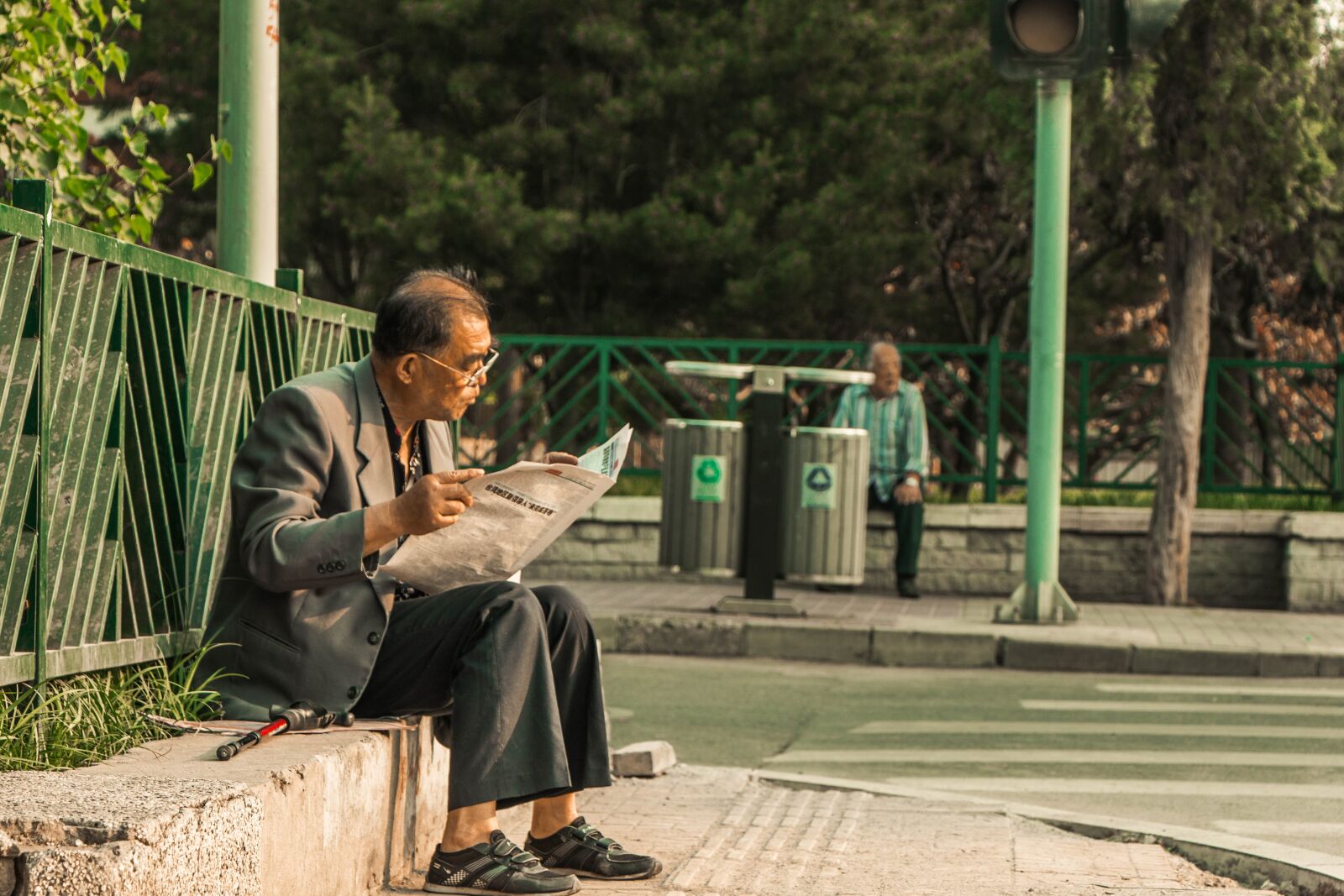 Canon EOS 70D sample photo. Reading newspapaer, newspaper, man photography