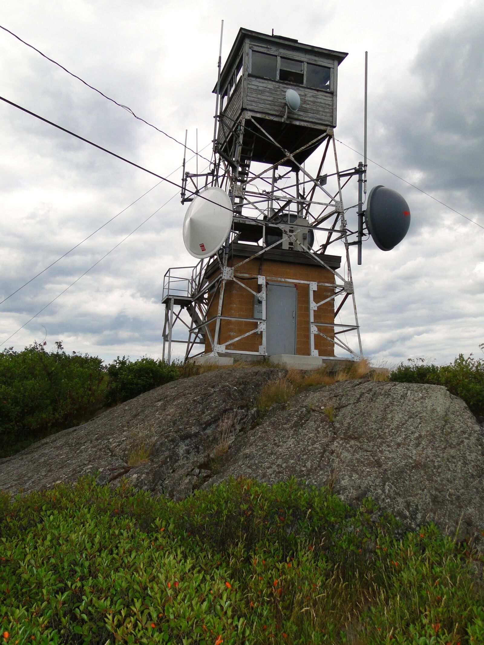 Sony Cyber-shot DSC-HX1 sample photo. Fire tower, mountaintop, wilderness photography